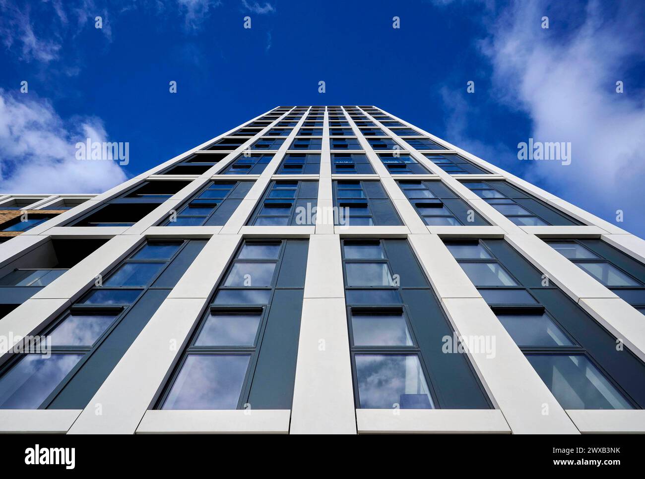 Affacciato sulla facciata di un moderno edificio di appartamenti, Glasgow, Scozia Foto Stock