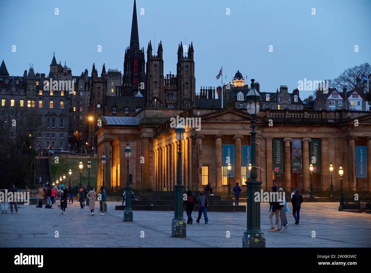 Una vista all'imbrunire della Royal Scottish Academy, di Princes Street, Edimburgo, capitale della Scozia Foto Stock