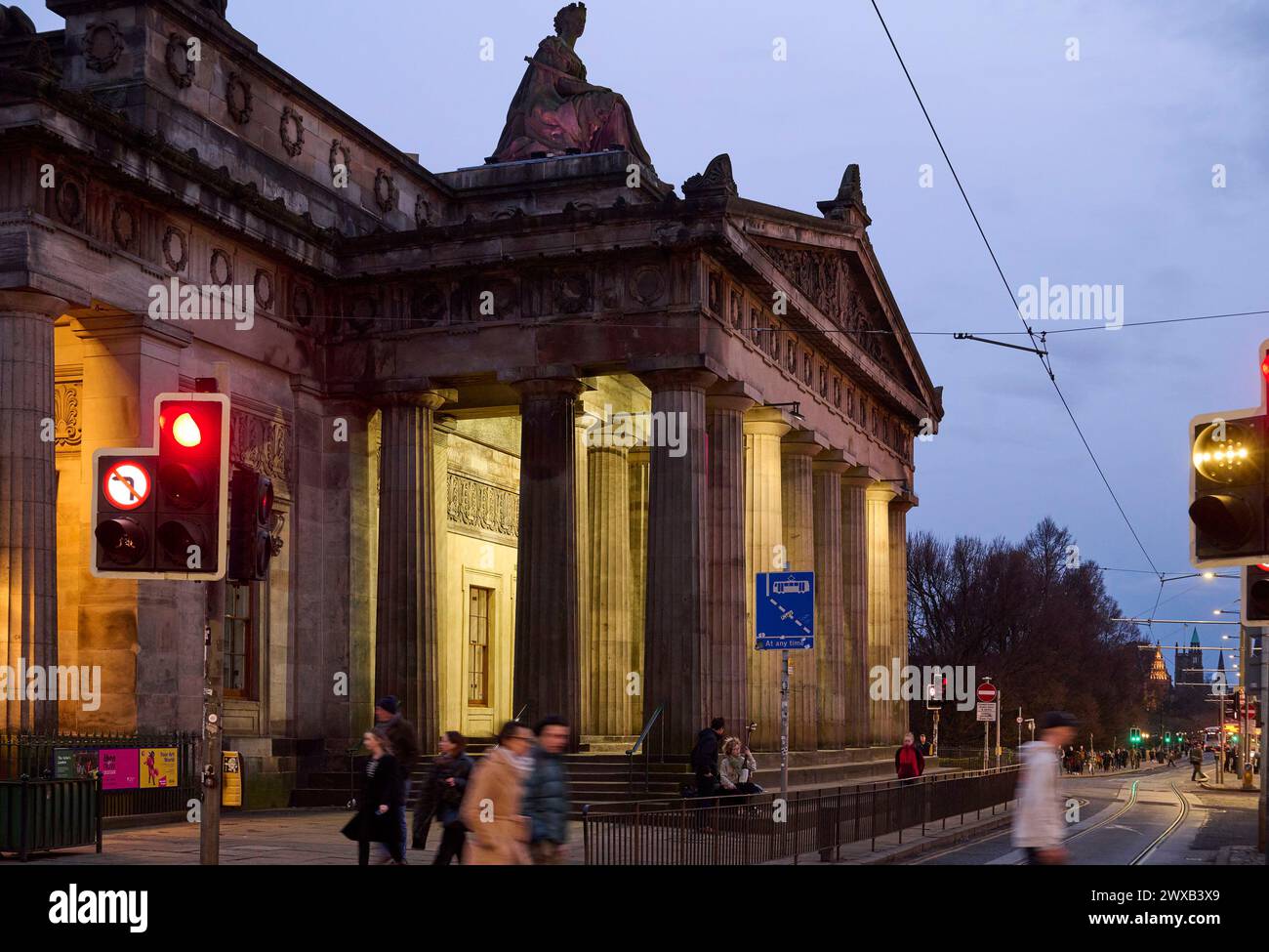 Una vista all'imbrunire della Royal Scottish Academy, di Princes Street, Edimburgo, capitale della Scozia Foto Stock