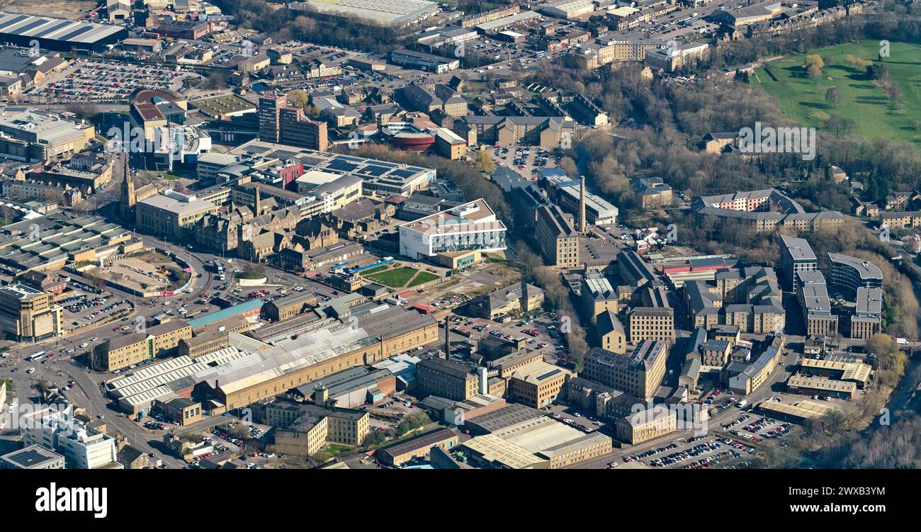 Vista aerea del centro della città industriale dello Yorkshire di Huddersfield, West Yorkshire, Inghilterra settentrionale, Regno Unito, complesso universitario in basso a destra Foto Stock