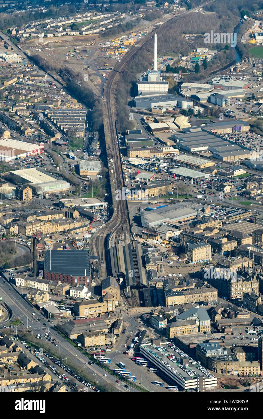 Vista aerea della città industriale di Huddersfield, Yorkshire occidentale, Inghilterra settentrionale, Regno Unito, che mostra la linea ferroviaria Trans pennine e la stazione Foto Stock