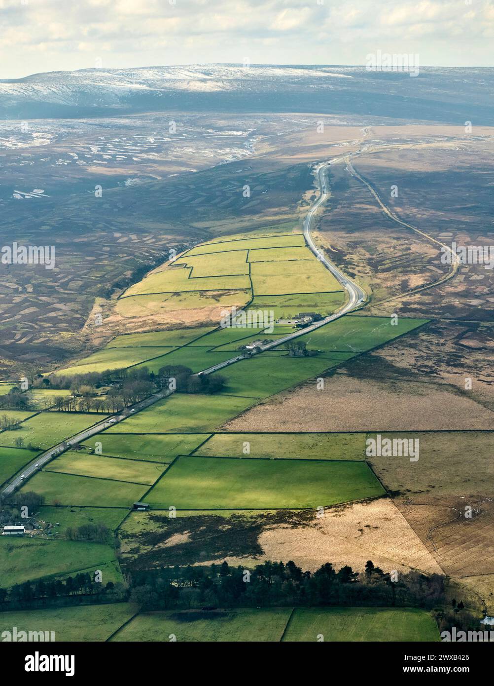 Un'immagine aerea del percorso A628 Woodhead attraverso i Pennines, girato a ovest dall'alto di Langsett, South Yorkshire, Inghilterra settentrionale, Regno Unito Foto Stock