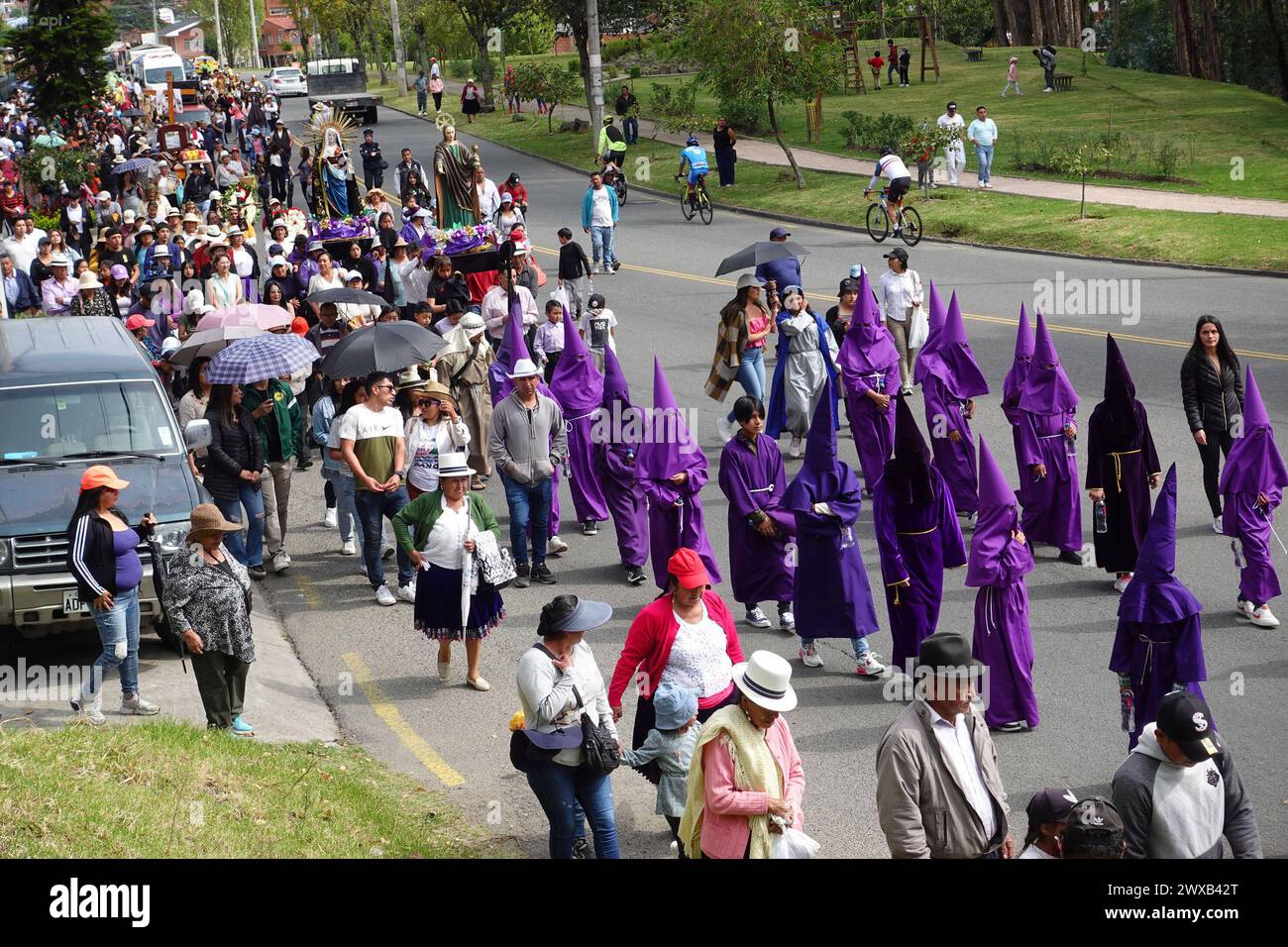 CUENCA-VIACRUSIS-SEMANA SANTA-TURI Cuenca, Ecuador 29 de marzo de 2024. Descalzo y con una cruz de madera de mas de 200 libras sobre sus hombros, Marco Pintado recorrio las 14 estaciones del via crucis de la parroquia Turi en Cuenca. El personifica a Jesus desde hace anos, cuando heredo el legado de su padre, que practico este rito por 14 anos, en la procesion en Honor de la Buena Muerte, una de las mas tradicionales que se Celebran en la capital azuaya en Semana Santa. La Procesion, que inicio a las 09:30 de hoy, viernes 29 de marzo de 2024, en los Tres Puentes, es liderada por un gru Foto Stock