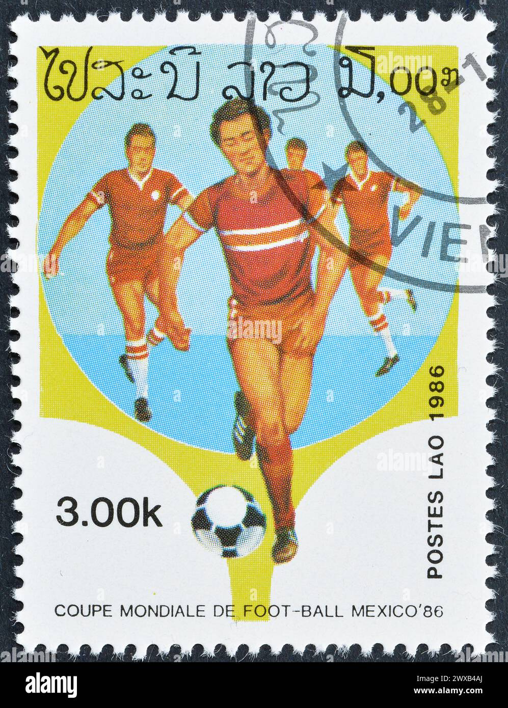Francobollo cancellato stampato dal Laos, che promuove il calcio, Coppa del mondo FIFA Messico -1986, circa 1986. Foto Stock