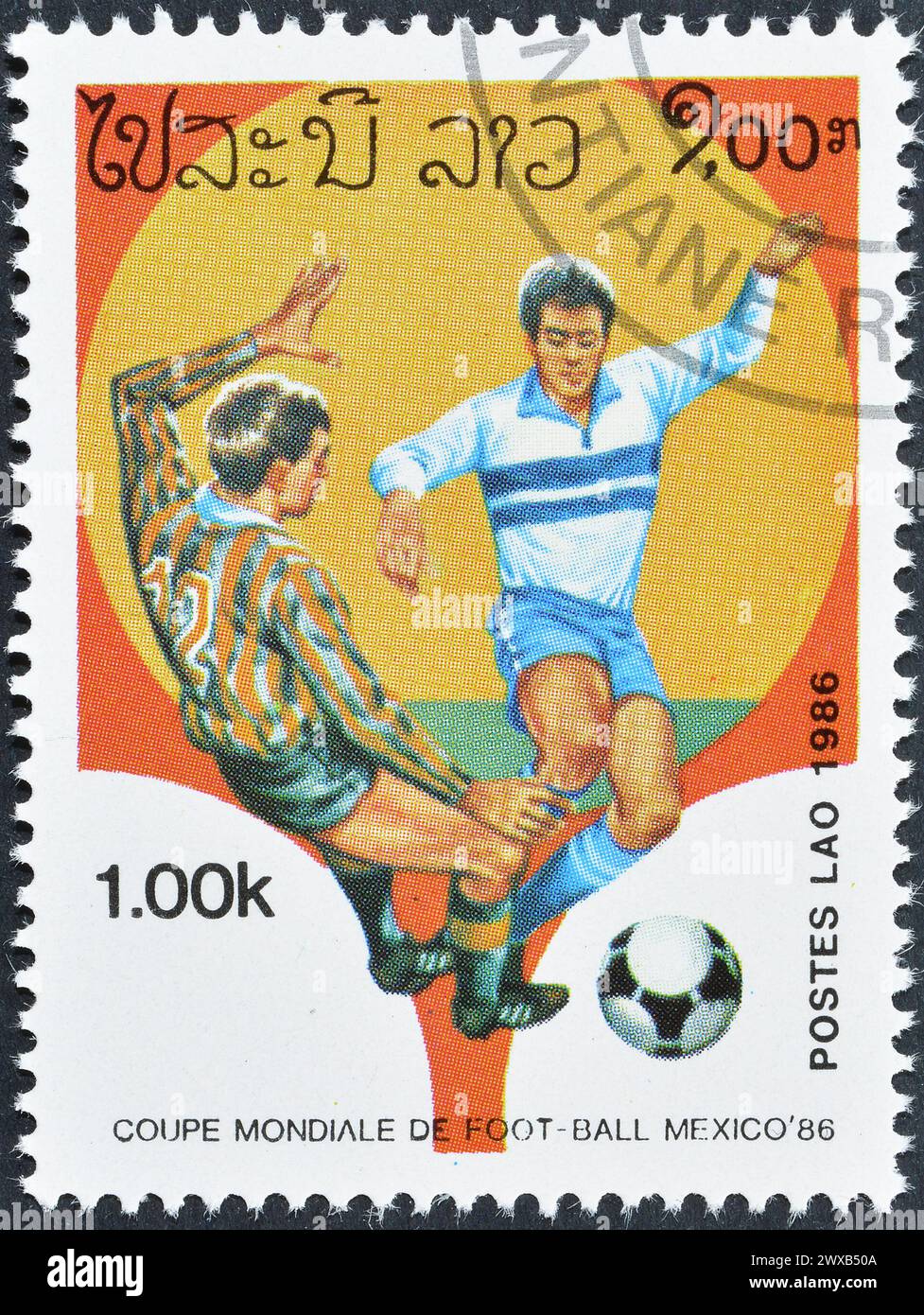 Francobollo cancellato stampato dal Laos, che promuove il calcio, Coppa del mondo FIFA Messico -1986, circa 1986. Foto Stock