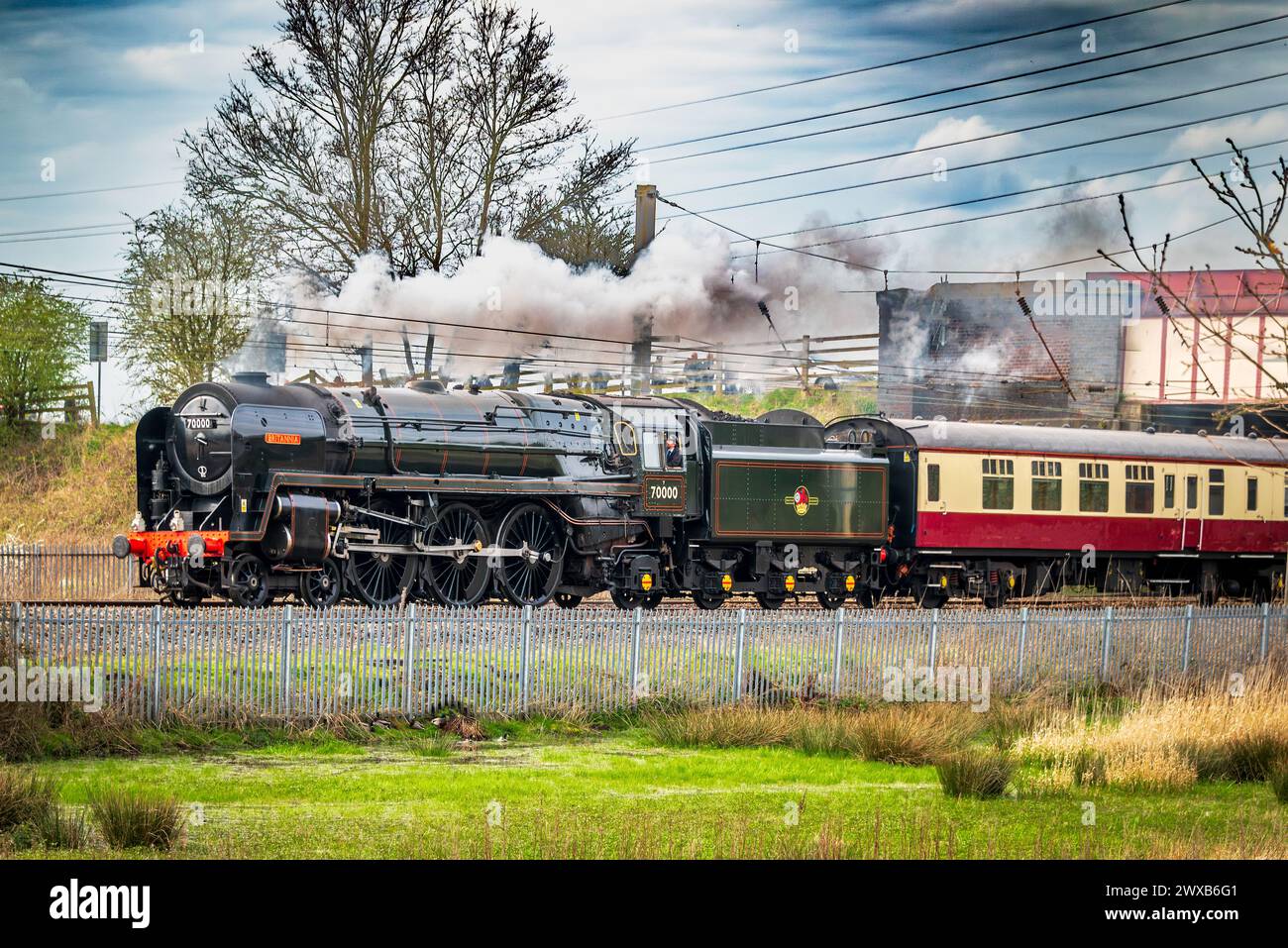 BR standard classe 7 Brittania a Winwick sulla linea principale della West Coast. Foto Stock