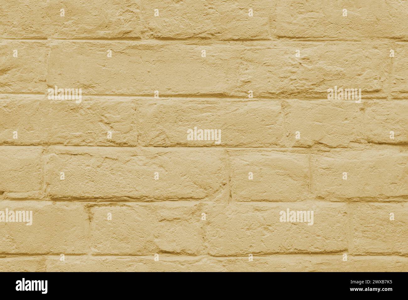 Muratura astratta con agenti atmosferici, texture invecchiata. Vecchio stucco macchiato, sfondo in mattoni dipinti di giallo, blocchi di mattoni grungiosi e arrugginiti da vicino. Wallpap Foto Stock