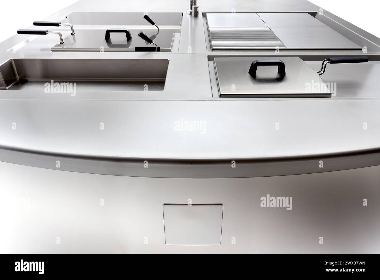 Moderna cucina in acciaio inox con friggitrice, piastra e lavello. Design elegante, ideale per gli ambienti alimentari in ambito culinario, industriale o commerciale. Foto Stock