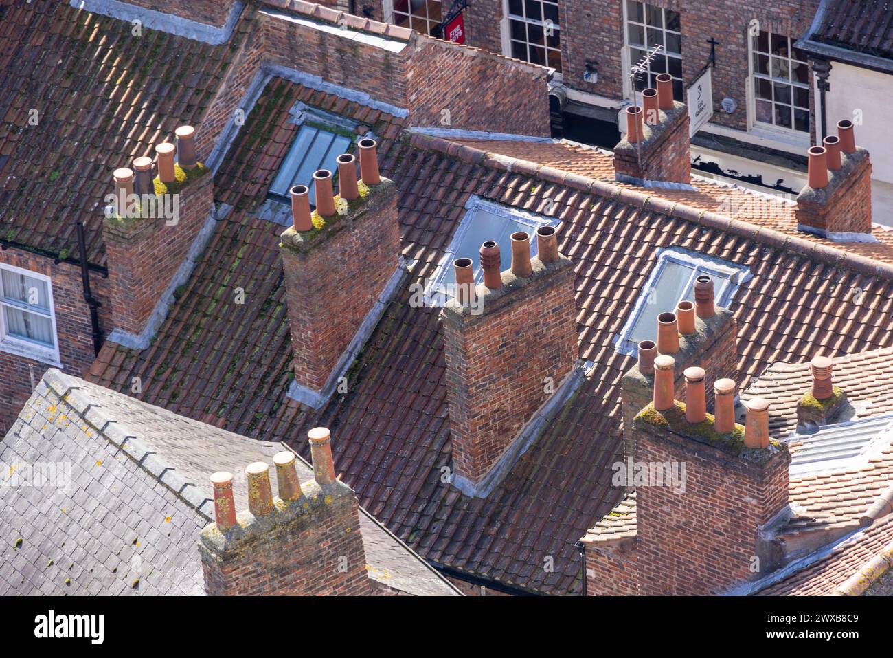 Vista aerea delle case a file nel quartiere vecchio di Petergate, città di York, Inghilterra Foto Stock