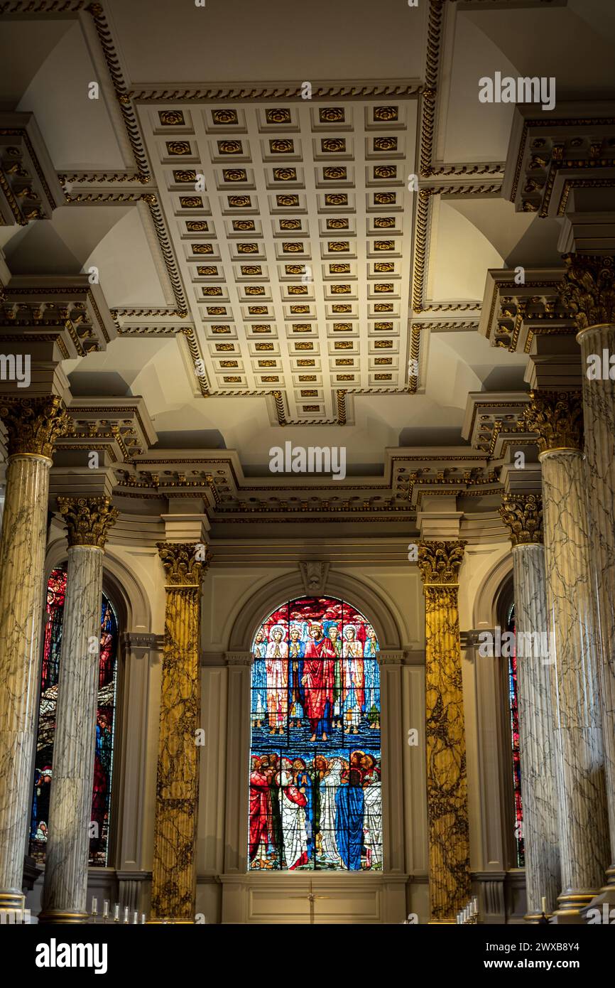 Vista interna della Cattedrale di Birmingham, della Chiesa Cattedrale di San Filippo, con vetrate colorate sopra l'altare, il soffitto e colonne in marmo Foto Stock