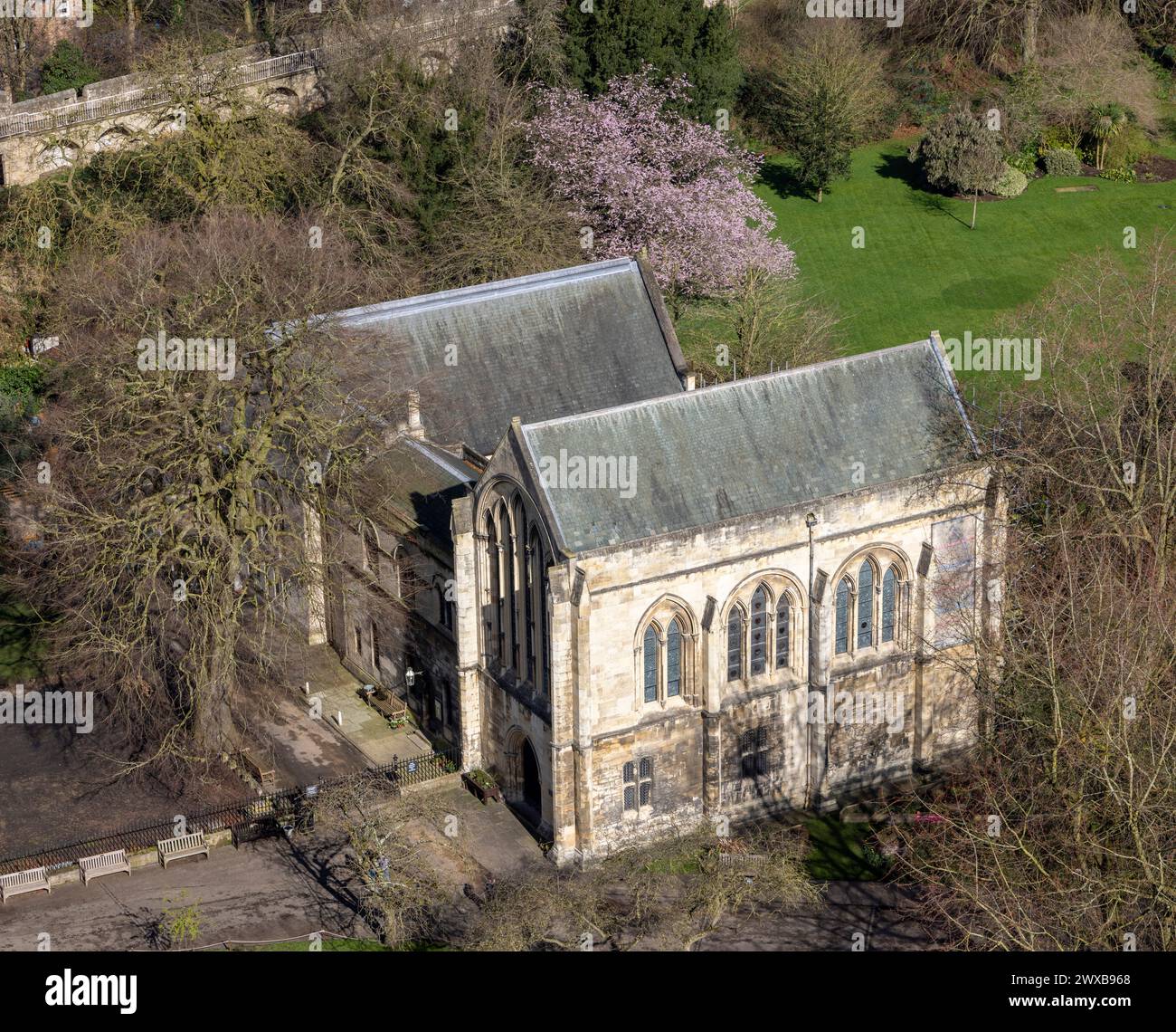 Vista aerea dell'Old Palace nella città di York, North Yorkshire, Inghilterra, nota anche come la biblioteca Minster nel Dean's Park, Foto Stock