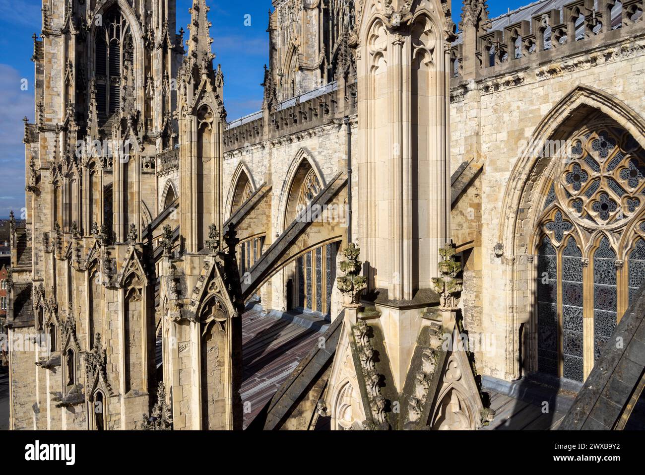Lato sud della navata con contrafforti volanti, cattedrale di York Minster, Inghilterra Foto Stock
