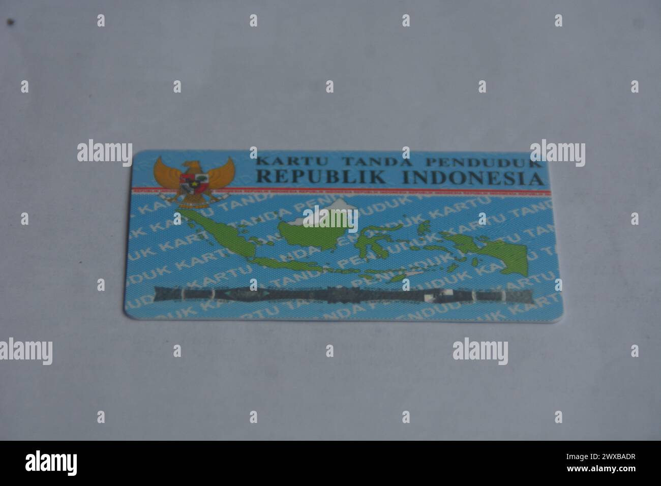 vista dall'alto ravvicinata sulla carta d'identità in indonesia. Le carte d'identità devono essere presentate almeno diciassette anni di cittadinanza indonesiana. Foto Stock