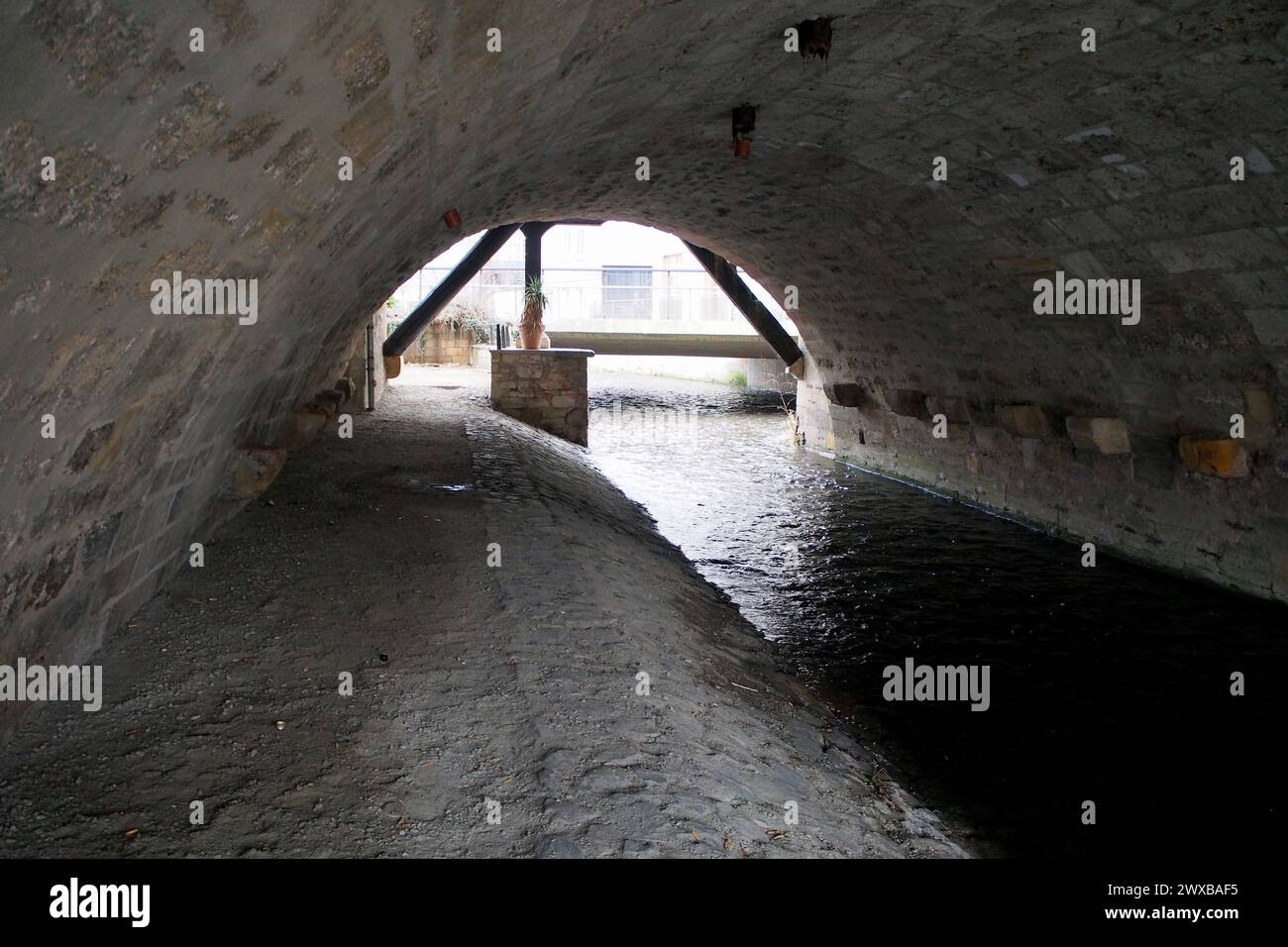 Uno degli archi del ponte dei Mercanti, Krämerbrücke, ponte ad arco medievale fiancheggiato da negozi e case in legno, sul fiume Gera, Erfurt, Germania Foto Stock