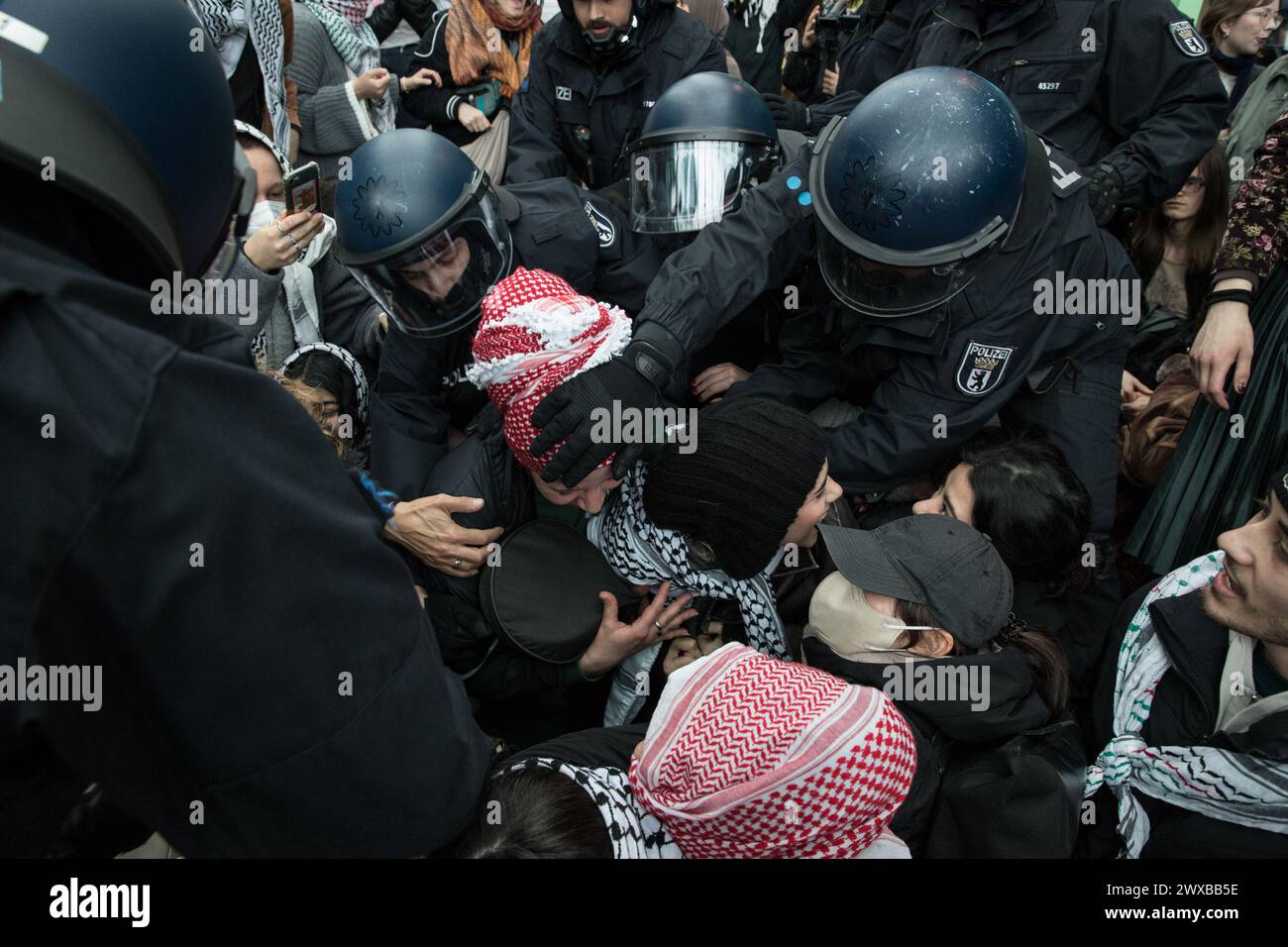 Il 29 marzo 2024, una protesta di massa non registrata del sit-in ebbe luogo nella stazione centrale di Berlino, attirando centinaia di sostenitori filo-palestinesi. I manifestanti, molti dei quali indossavano keffiyeh, si sono riuniti con lo slogan "non c'è pace sulle terre rubate”, facendo eco alla solidarietà non solo per la Palestina, ma anche per regioni come Congo, Kurdistan, Sudan, Kashmir e Sahara occidentale, si uniscono sotto il nome di "Yalla Intifada!". La protesta è iniziata alle 16 ed è stata organizzata attraverso diversi canali di social media. Gli organizzatori hanno esortato i partecipanti ad arrivare in piccoli gruppi fino a tre per evitare il rilevamento da parte di poli Foto Stock