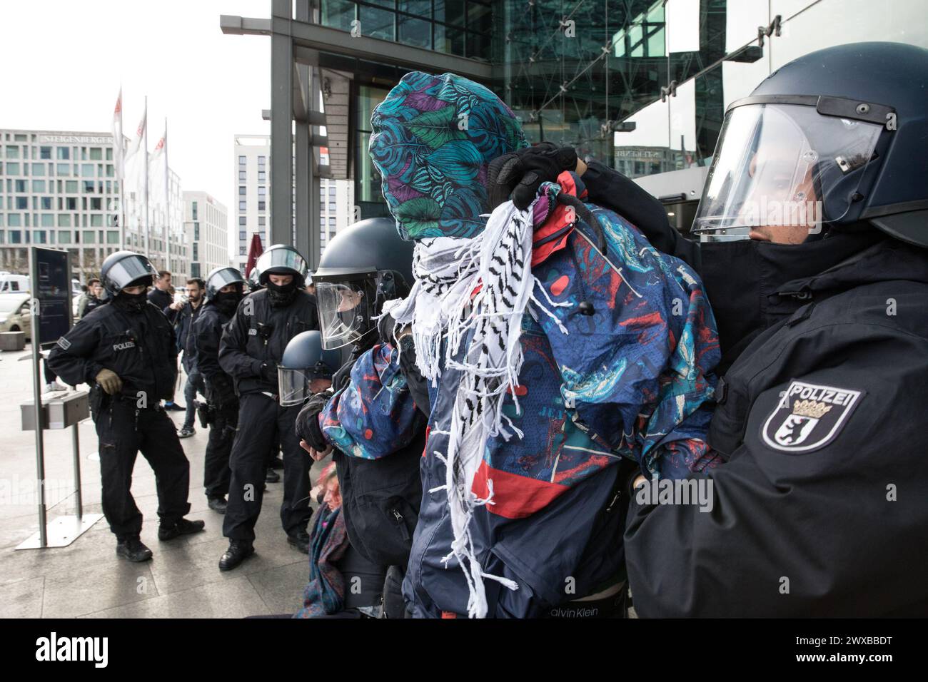 Il 29 marzo 2024, una protesta di massa non registrata del sit-in ebbe luogo nella stazione centrale di Berlino, attirando centinaia di sostenitori filo-palestinesi. I manifestanti, molti dei quali indossavano keffiyeh, si sono riuniti con lo slogan "non c'è pace sulle terre rubate”, facendo eco alla solidarietà non solo per la Palestina, ma anche per regioni come Congo, Kurdistan, Sudan, Kashmir e Sahara occidentale, si uniscono sotto il nome di "Yalla Intifada!". La protesta è iniziata alle 16 ed è stata organizzata attraverso diversi canali di social media. Gli organizzatori hanno esortato i partecipanti ad arrivare in piccoli gruppi fino a tre per evitare il rilevamento da parte di poli Foto Stock