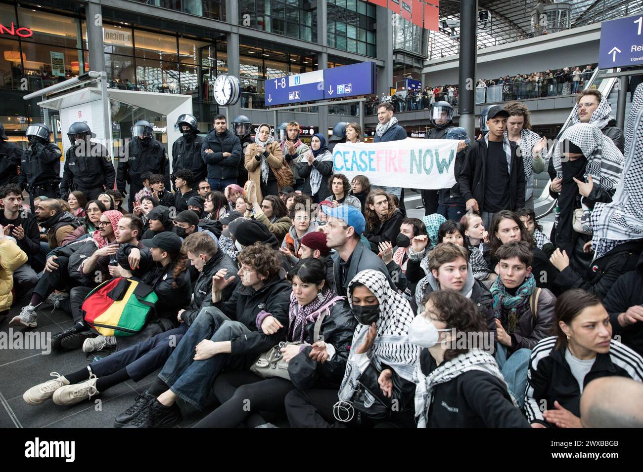 Il 29 marzo 2024, una protesta di massa non registrata del sit-in ebbe luogo nella stazione centrale di Berlino, attirando centinaia di sostenitori filo-palestinesi. I manifestanti, molti dei quali indossavano keffiyeh, si sono riuniti con lo slogan "non c'è pace sulle terre rubate”, facendo eco alla solidarietà non solo per la Palestina, ma anche per regioni come Congo, Kurdistan, Sudan, Kashmir e Sahara occidentale, si uniscono sotto il nome di "Yalla Intifada!". La protesta è iniziata alle 16 ed è stata organizzata attraverso diversi canali di social media. Gli organizzatori hanno esortato i partecipanti ad arrivare in piccoli gruppi fino a tre per evitare il rilevamento da parte di poli Foto Stock