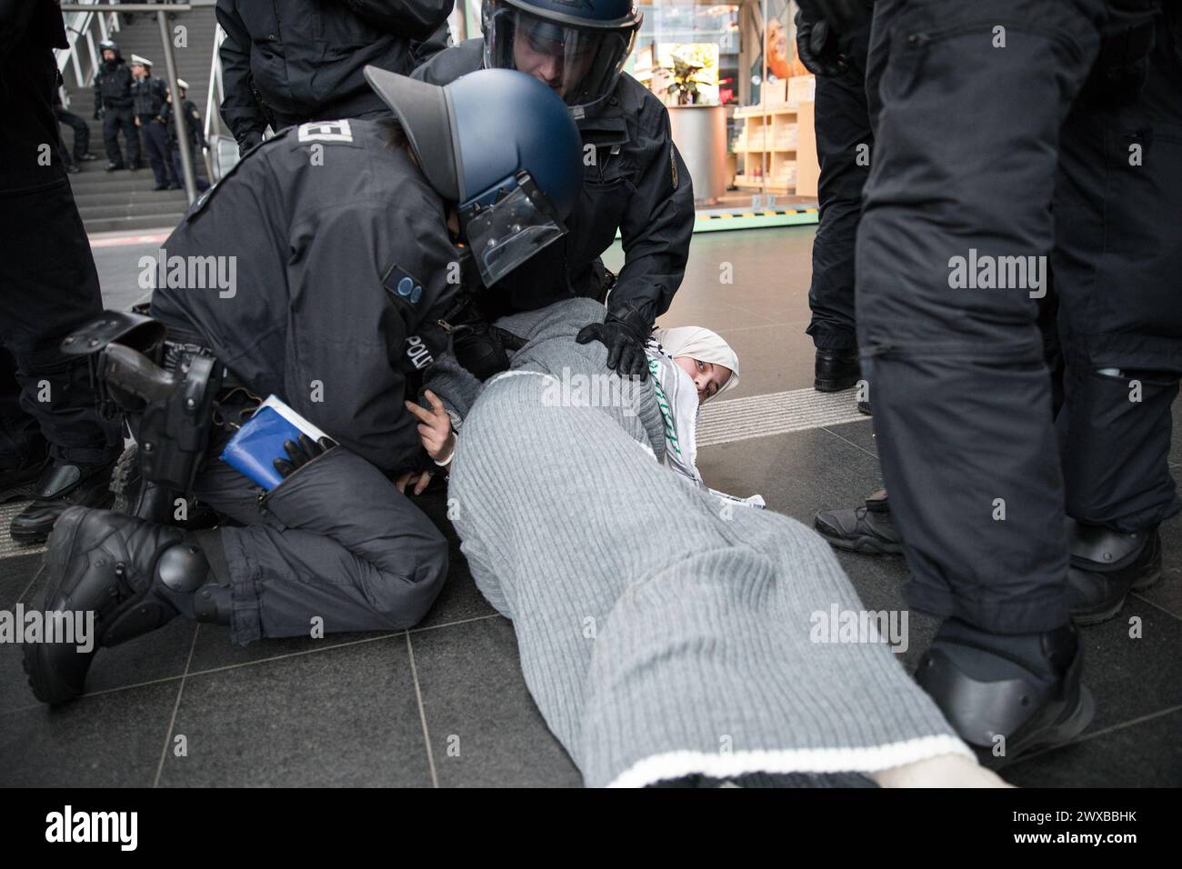 Il 29 marzo 2024, una protesta di massa non registrata del sit-in ebbe luogo nella stazione centrale di Berlino, attirando centinaia di sostenitori filo-palestinesi. I manifestanti, molti dei quali indossavano keffiyeh, si sono riuniti con lo slogan "non c'è pace sulle terre rubate”, facendo eco alla solidarietà non solo per la Palestina, ma anche per regioni come Congo, Kurdistan, Sudan, Kashmir e Sahara occidentale, si uniscono sotto il nome di "Yalla Intifada!". La protesta è iniziata alle 16 ed è stata organizzata attraverso diversi canali di social media. Gli organizzatori hanno esortato i partecipanti ad arrivare in piccoli gruppi fino a tre per evitare il rilevamento da parte di poli Foto Stock