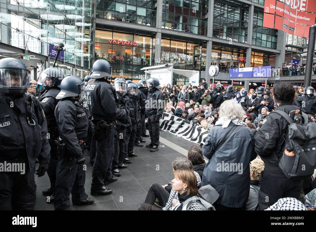 Il 29 marzo 2024, una protesta di massa non registrata del sit-in ebbe luogo nella stazione centrale di Berlino, attirando centinaia di sostenitori filo-palestinesi. I manifestanti, molti dei quali indossavano keffiyeh, si sono riuniti con lo slogan "non c'è pace sulle terre rubate”, facendo eco alla solidarietà non solo per la Palestina, ma anche per regioni come Congo, Kurdistan, Sudan, Kashmir e Sahara occidentale, si uniscono sotto il nome di "Yalla Intifada!". La protesta è iniziata alle 16 ed è stata organizzata attraverso diversi canali di social media. Gli organizzatori hanno esortato i partecipanti ad arrivare in piccoli gruppi fino a tre per evitare il rilevamento da parte di poli Foto Stock