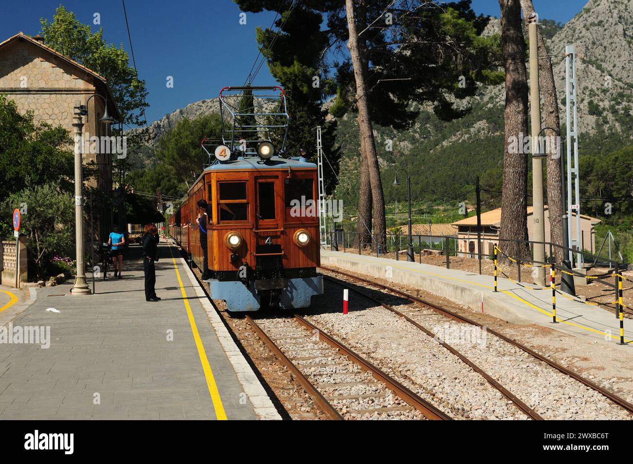 Treno per il fulmine rosso a Soller alla stazione di Bunyola a Maiorca in Una meravigliosa giornata di Primavera soleggiata con Un cielo azzurro Foto Stock