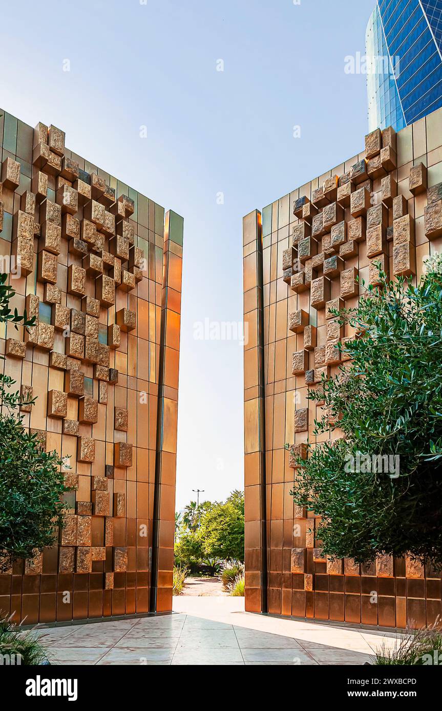 Monumento dorato allo Shaheed Park in Kuwait City Foto Stock
