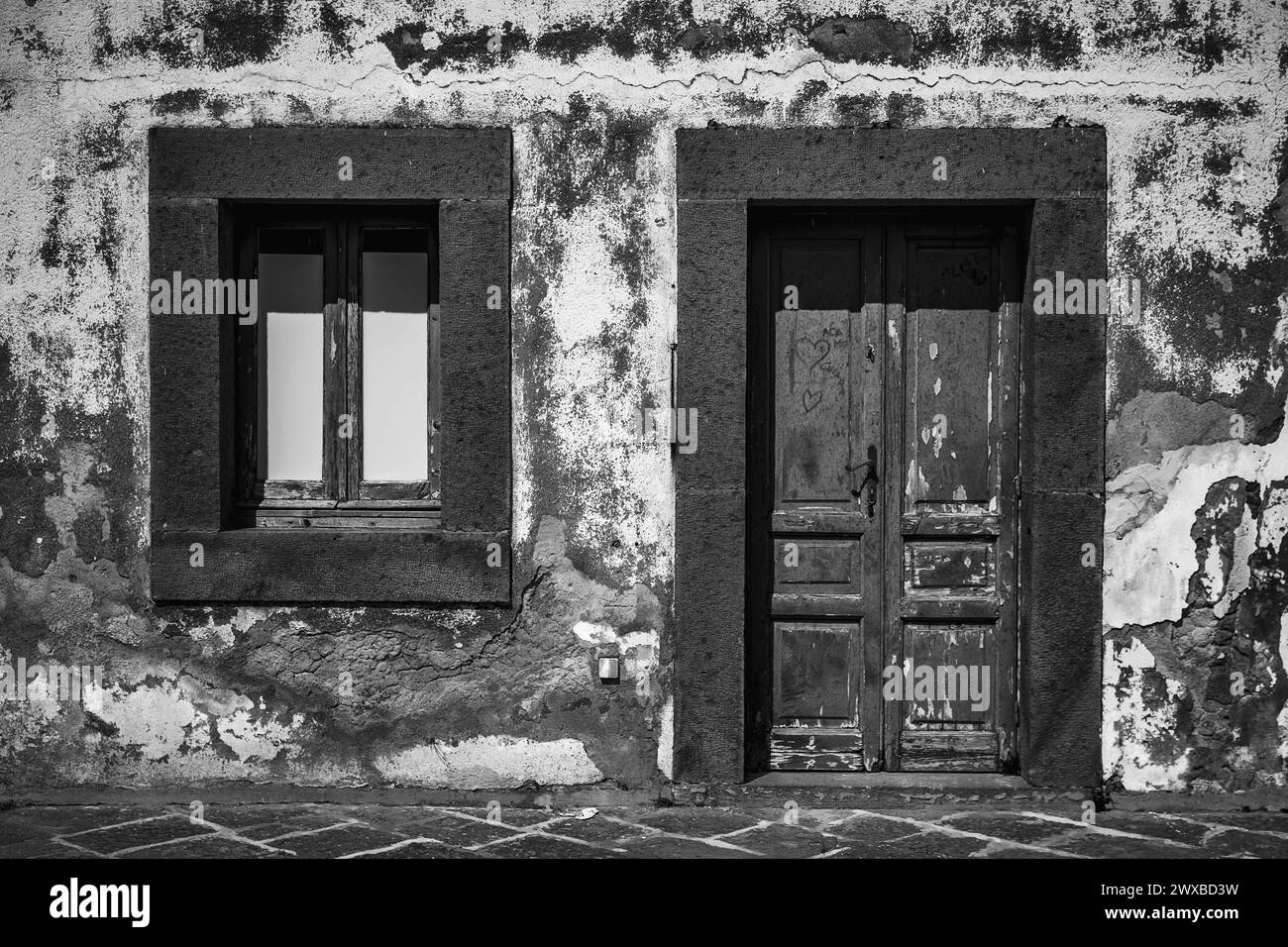 l'ingresso di una casa rustica mostra i segni del tempo Foto Stock