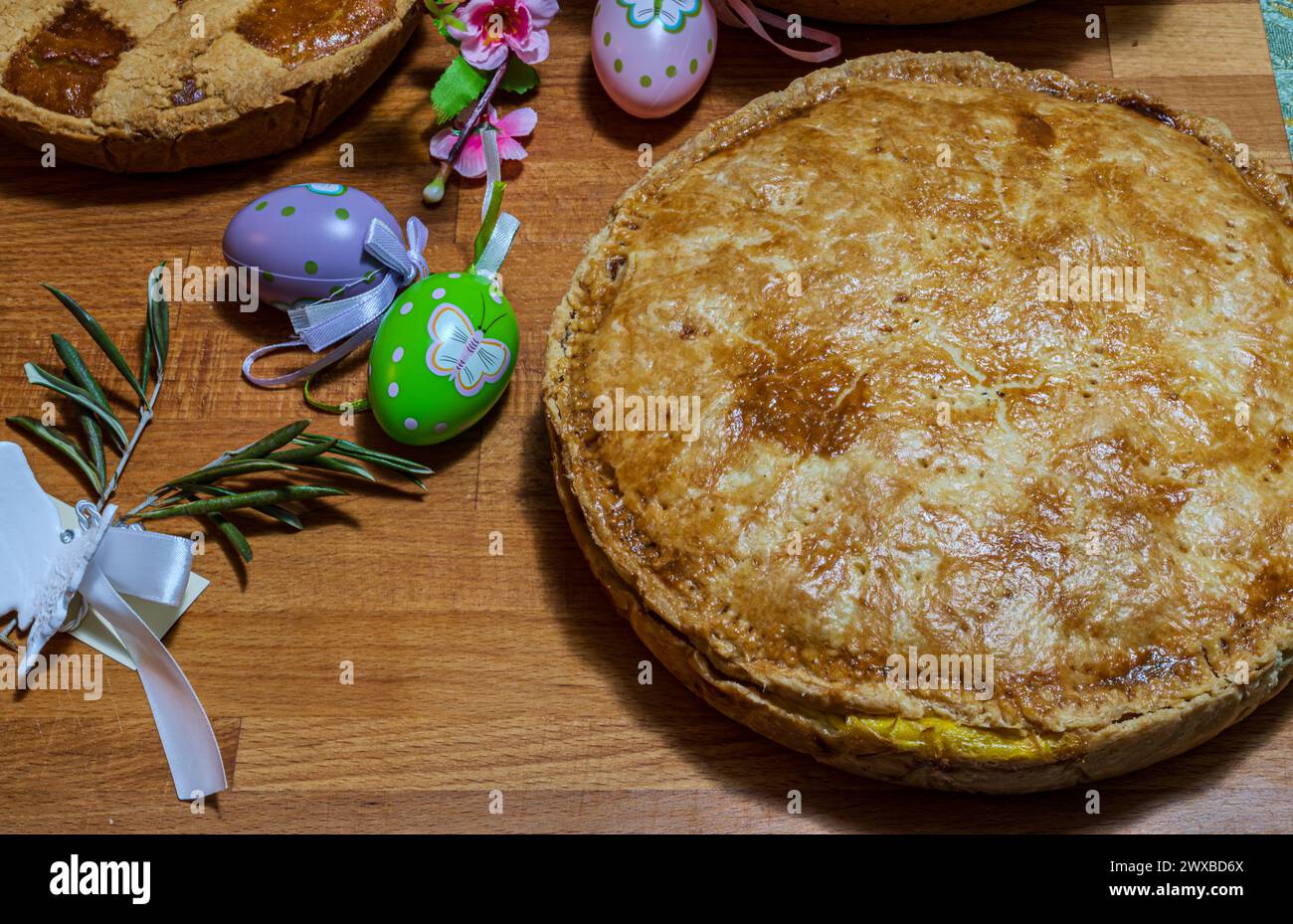 La pizza Chiena è un tipico piatto rustico napoletano, la pastiera di grano duro e il casatiello dolce. Rappresentano al meglio la tradizione culinaria di Foto Stock