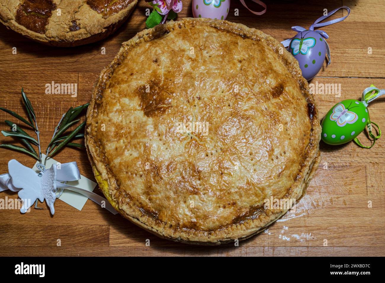 La pizza Chiena è un tipico piatto rustico napoletano, la pastiera di grano duro e il casatiello dolce. Rappresentano al meglio la tradizione culinaria di Foto Stock