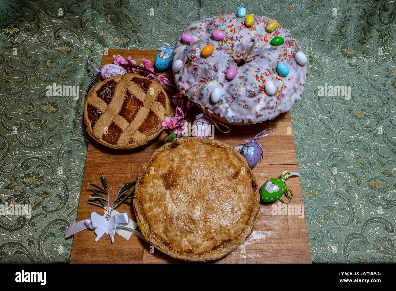 La pizza Chiena è un tipico piatto rustico napoletano, la pastiera di grano duro e il casatiello dolce. Rappresentano al meglio la tradizione culinaria di Foto Stock