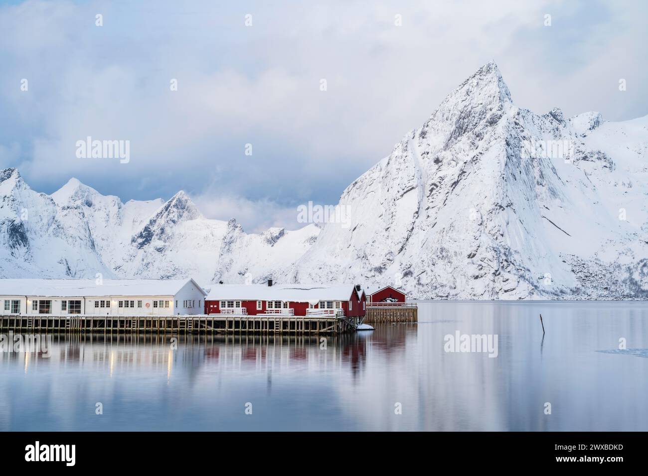 Rifugi Rorbuer di Hamnoy al fiordo, montagne innevate sullo sfondo, Hamnoy, Reine, Moskenesoya, Lofoten, Norvegia Foto Stock Rifugi Rorbuer di Hamnoy al fiordo, montagne innevate sullo sfondo, Hamnoy, Reine, Moskenesoya, Lofoten, Norvegia Foto Stock