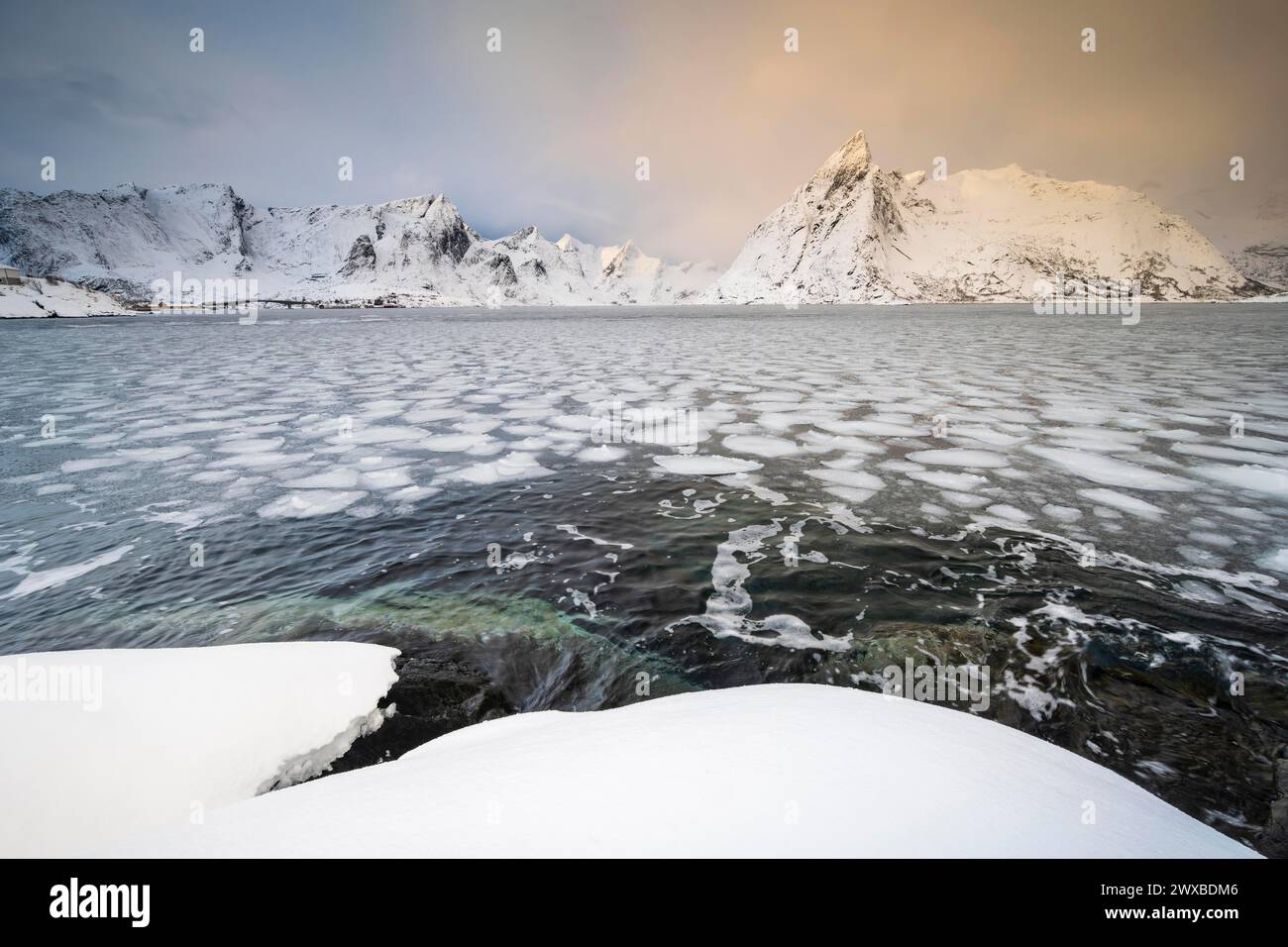 Banchi di ghiaccio nel fiordo, montagne innevate, Reinefjord, Hamnoy, Reine, Lofoten, Norvegia Foto Stock Banchi di ghiaccio nel fiordo, montagne innevate, Reinefjord, Hamnoy, Reine, Lofoten, Norvegia Foto Stock