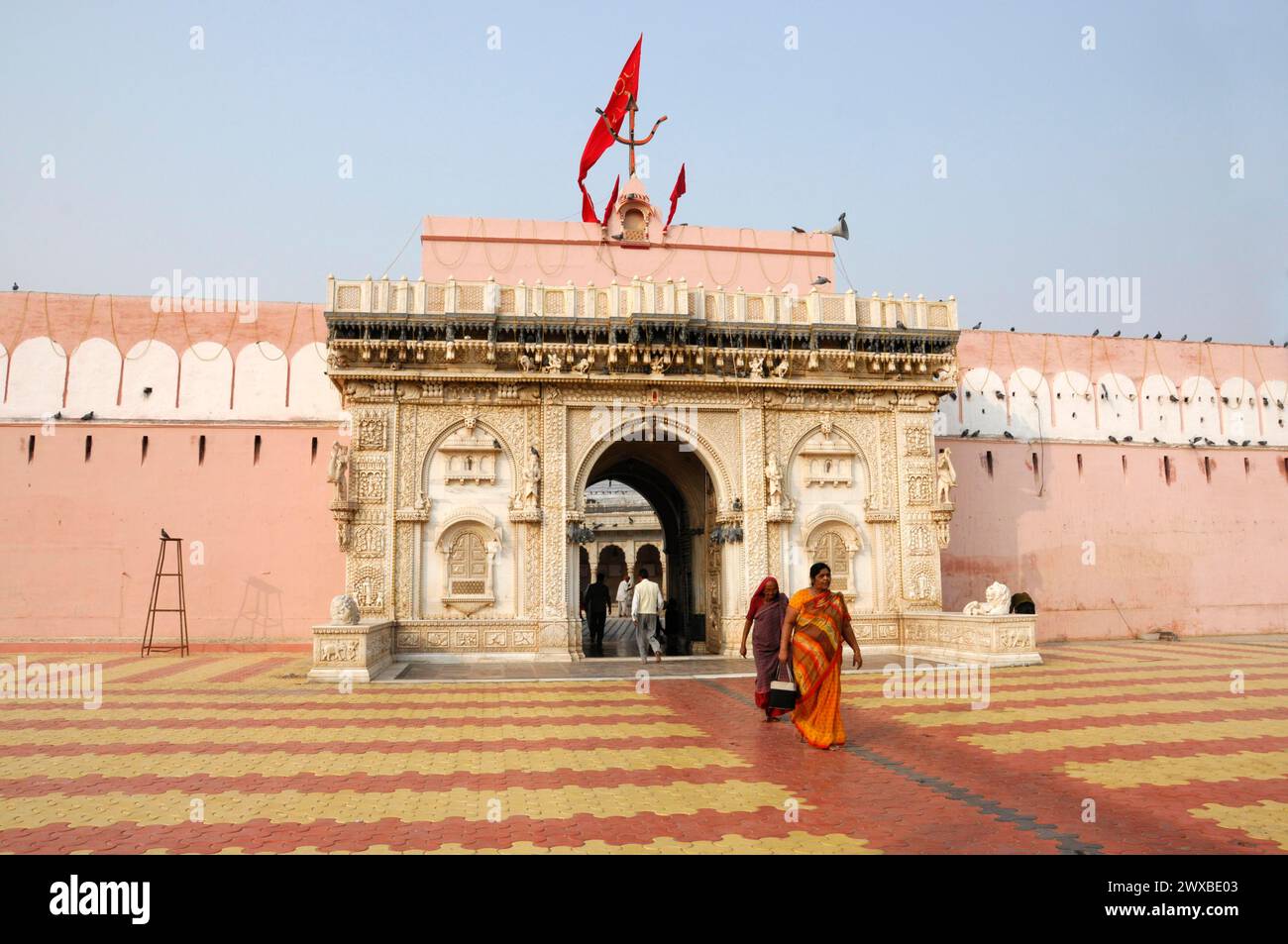 I ratti sacri, il tempio di Karni Mata o il tempio dei topi, Deshnoke, Rajasthan, donna in abiti tradizionali, cammina attraverso un grande cancello di un tempio, il Rajasthan Foto Stock