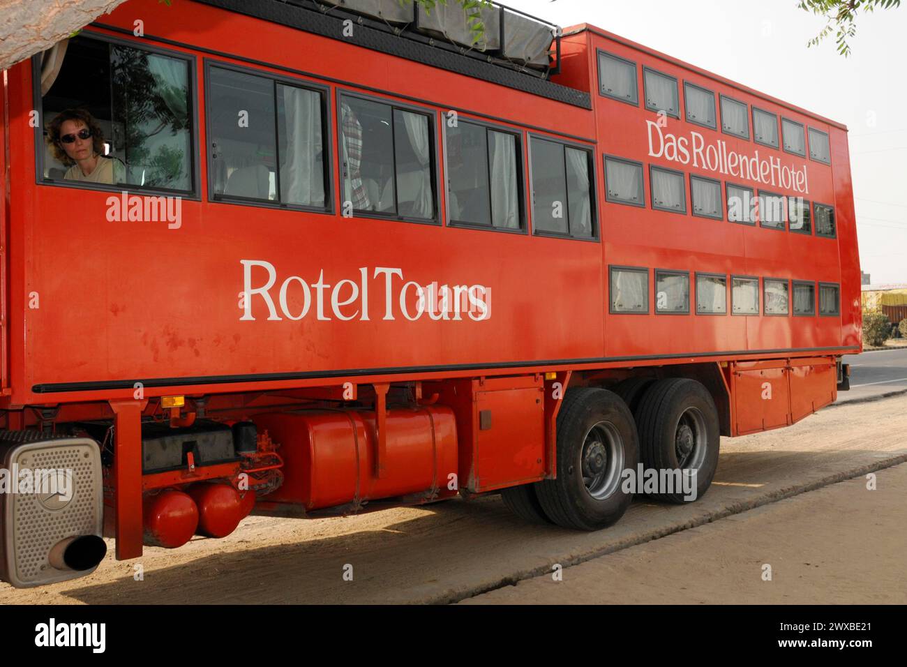 Una casa mobile rossa di Rotel Tours mostra un modo insolito di viaggiare e vivere, Rajasthan, India settentrionale, India Foto Stock