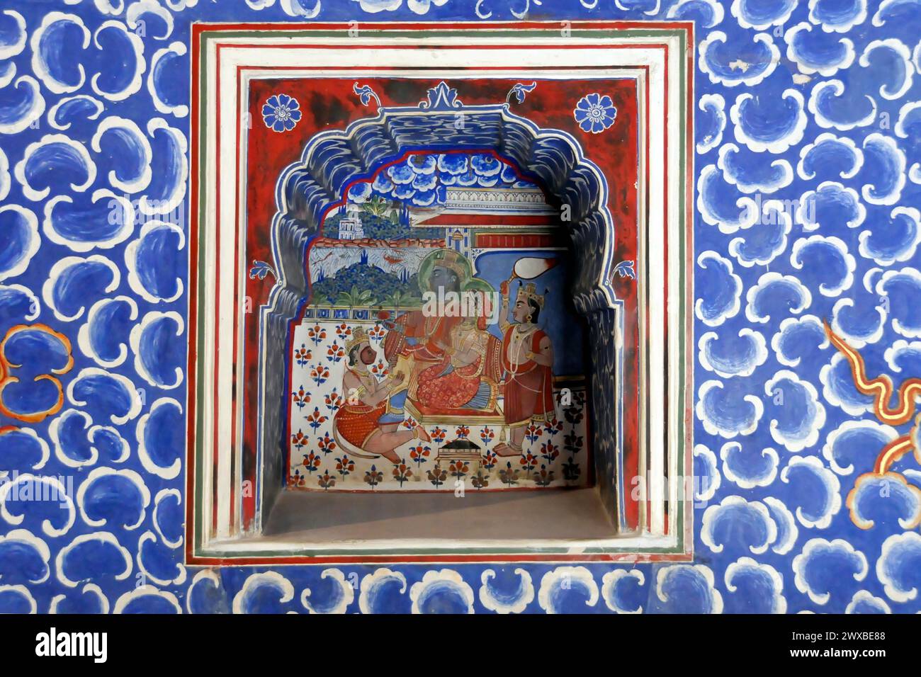 Pitture murali tradizionali indiane circondate da motivi blu, Jaipur, Rajasthan, India Foto Stock