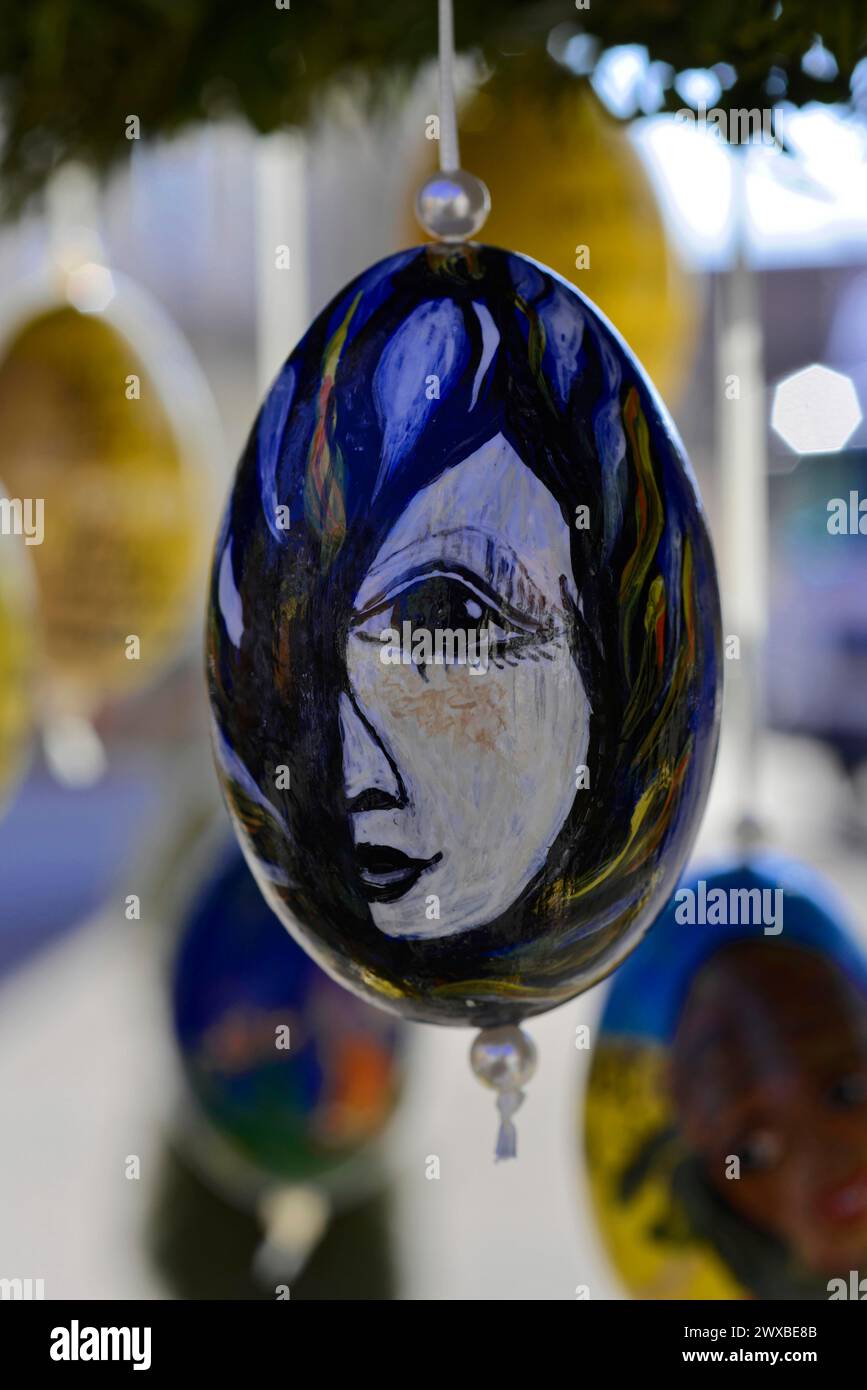 Un uovo di Pasqua dipinto a mano con un ritratto dettagliato di una donna, Fontana di Pasqua, Schechingen, Baden-Wuerttemberg, Germania Foto Stock