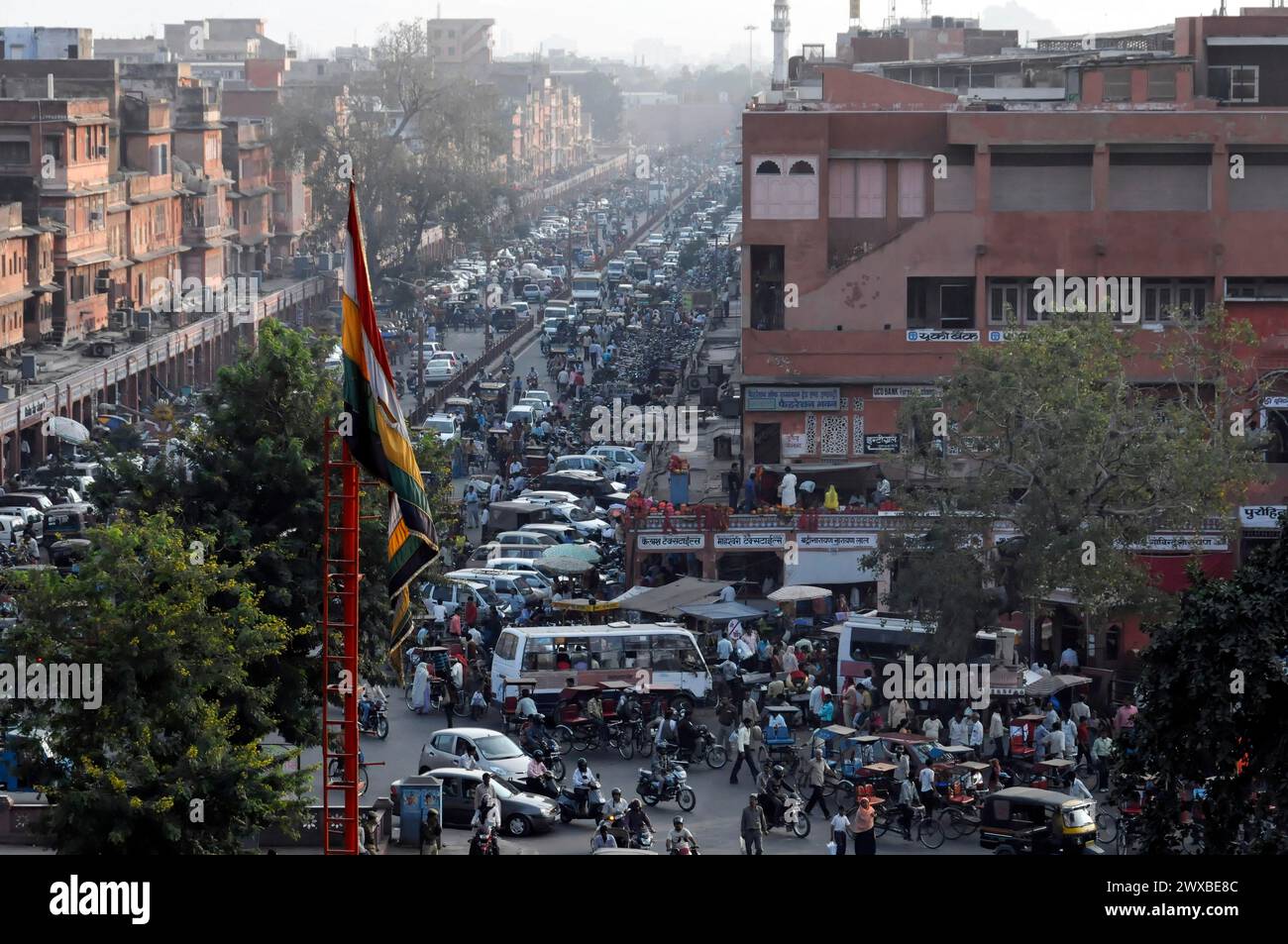 Strade trafficate con traffico intenso e gente, Jaipur, Rajasthan, India Foto Stock