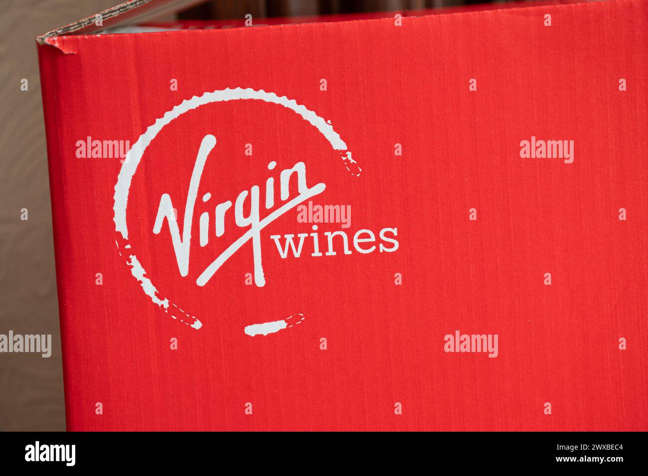 Nome e logo della Virgin Wines su una scatola di cartone rossa Foto Stock