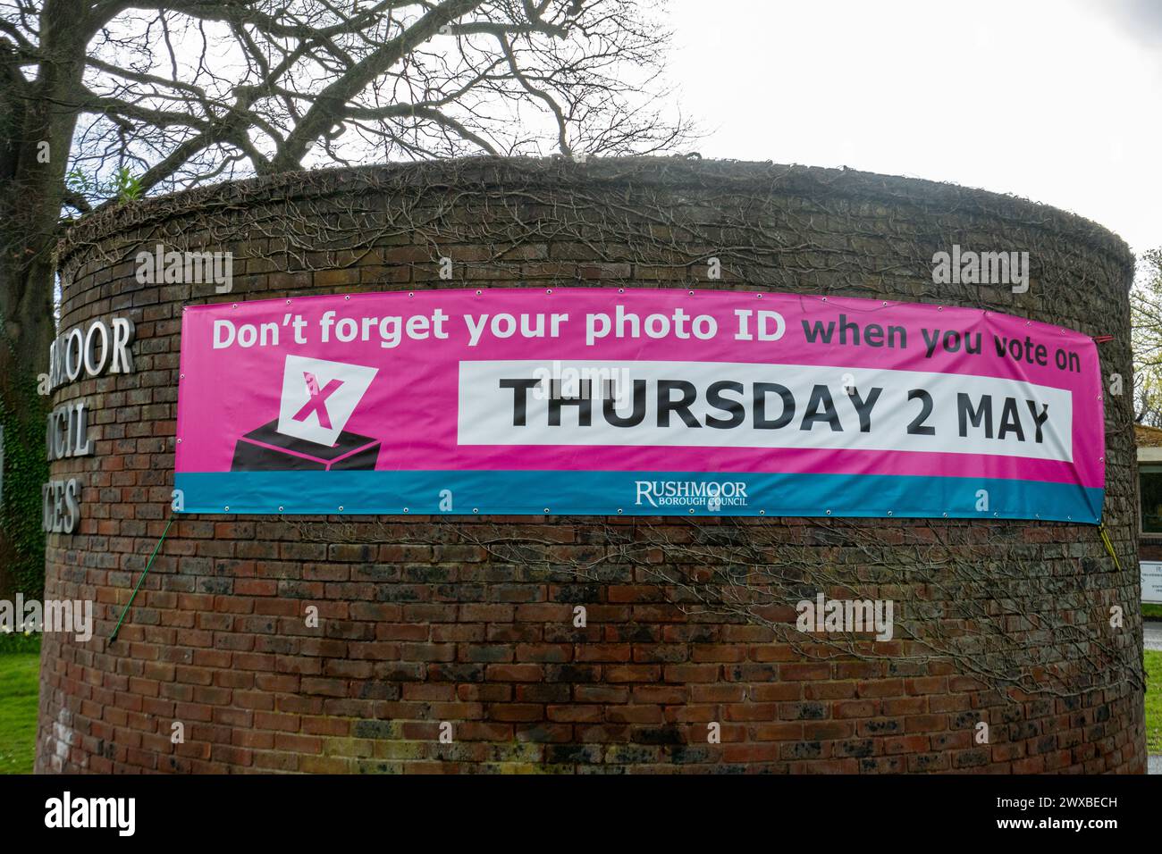 Concetto di documento d'identità con foto votante: Striscione che dice di non dimenticare il documento d'identità con foto quando voterai giovedì 2 maggio presso gli uffici del Consiglio di Rushmoor, Hampshire, Inghilterra, Regno Unito Foto Stock