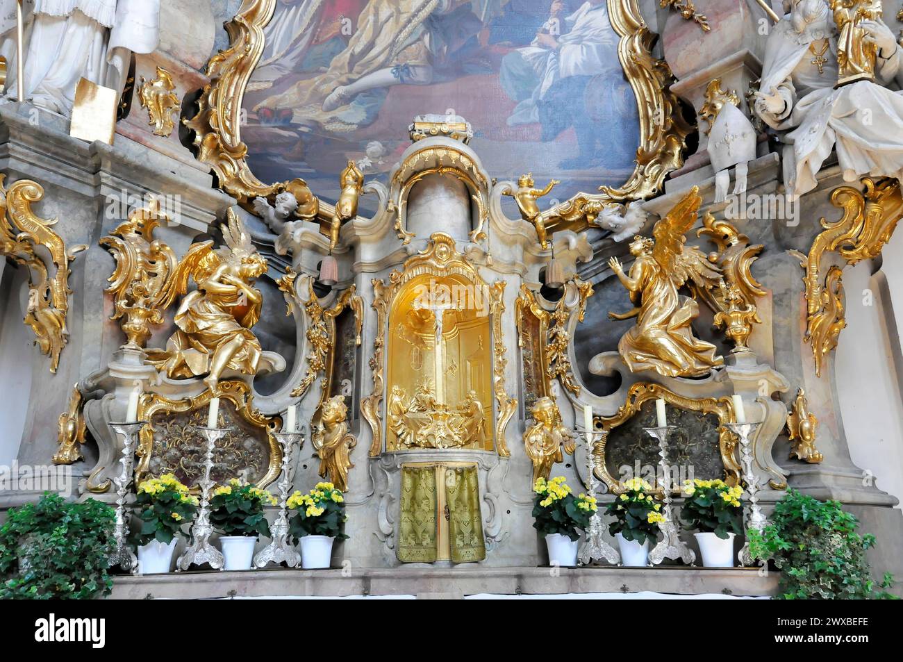 Monastero Ettal, muro d'altare barocco con sculture d'angelo dorato in una chiesa, Basilica Ettal, chiesa di pellegrinaggio, Baviera, Germania Foto Stock