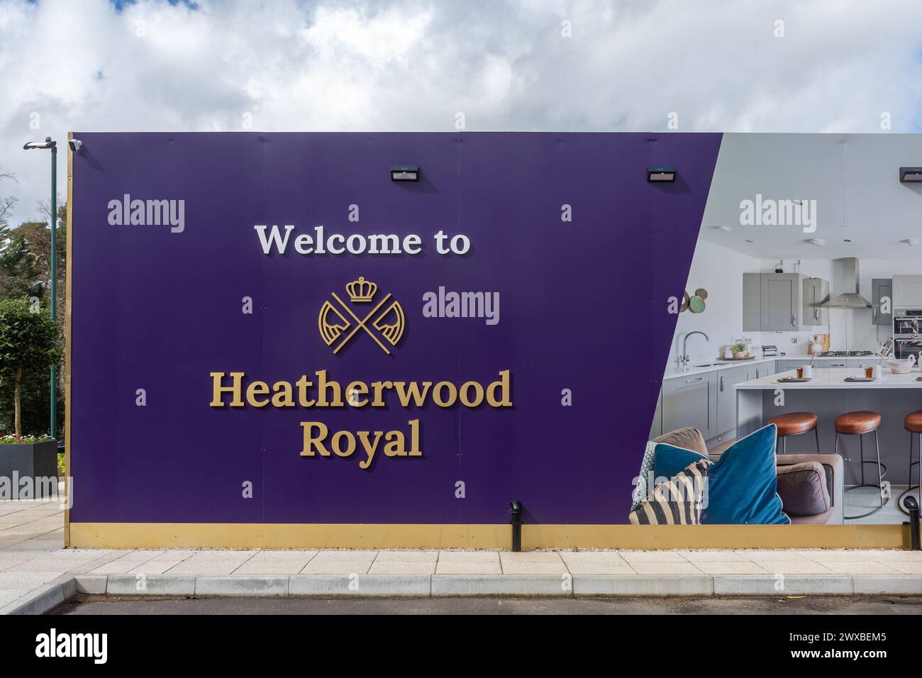 Sviluppo di nuove abitazioni da parte di Taylor Wimpey chiamato Heatherwood Royal, Ascot, Berkshire, Inghilterra, Regno Unito Foto Stock