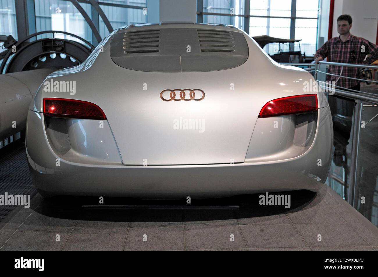 Museum mobile, Audi Museum, Silver Audi Super Sports Car vista da dietro in una sala espositiva, Museum mobile, Audi Museum, Audi, Ingolstadt Foto Stock
