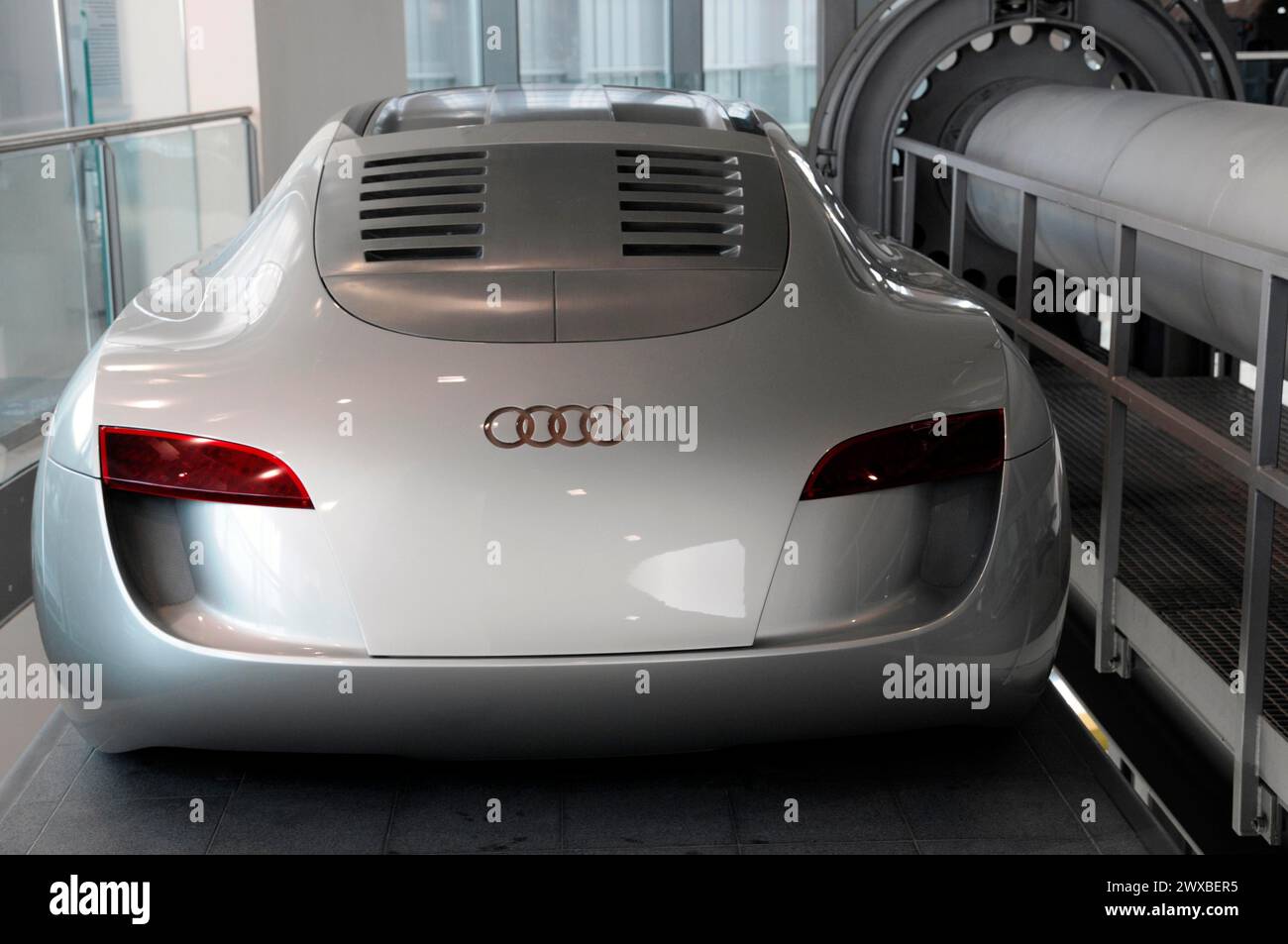 Museum mobile, Audi Museum, Vista posteriore di un'auto sportiva Audi d'argento in una sala espositiva, Museum mobile, Audi Museum, Audi, Ingolstadt, Baviera Foto Stock