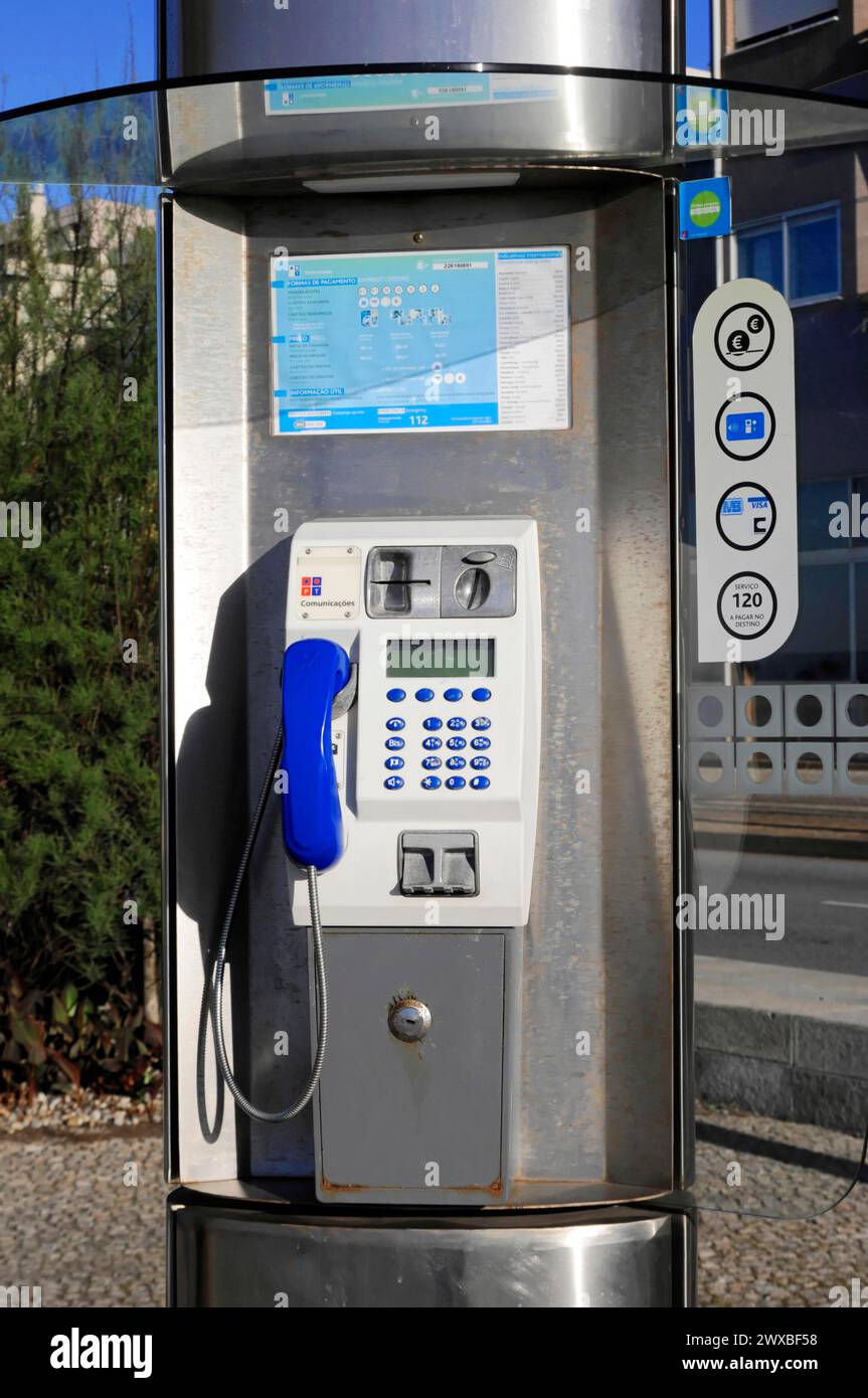 Telefono pubblico su un marciapiede urbano con pannello di controllo e display, Braga, Portogallo settentrionale, Portogallo Foto Stock