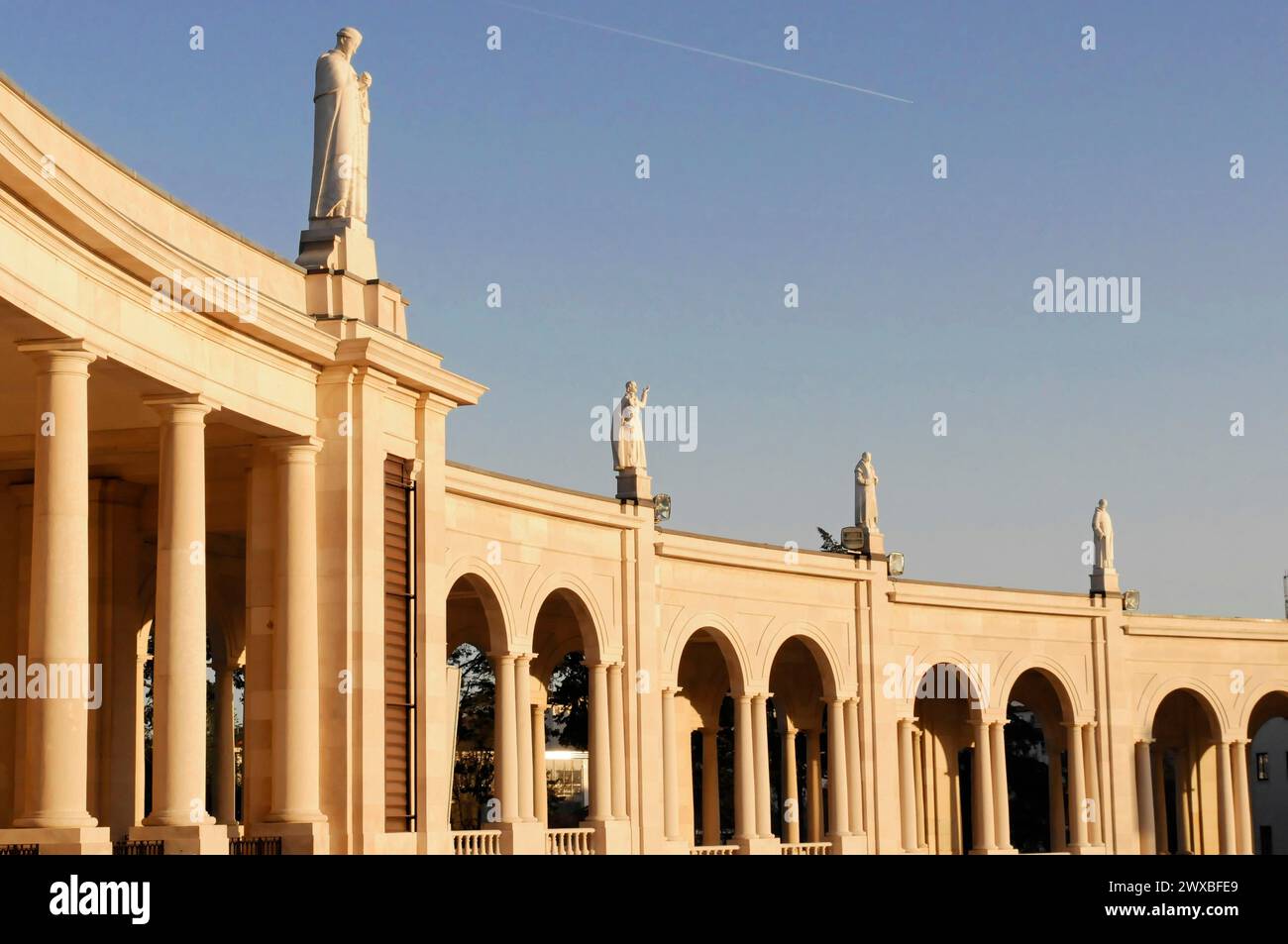 Basilica di nostra Signora del Rosario, Basilica del Rosario, Santuario, Santuario di Fatima, Santuario di Fatima, Fatima, Ourem, Santarem, Colonnato con Foto Stock