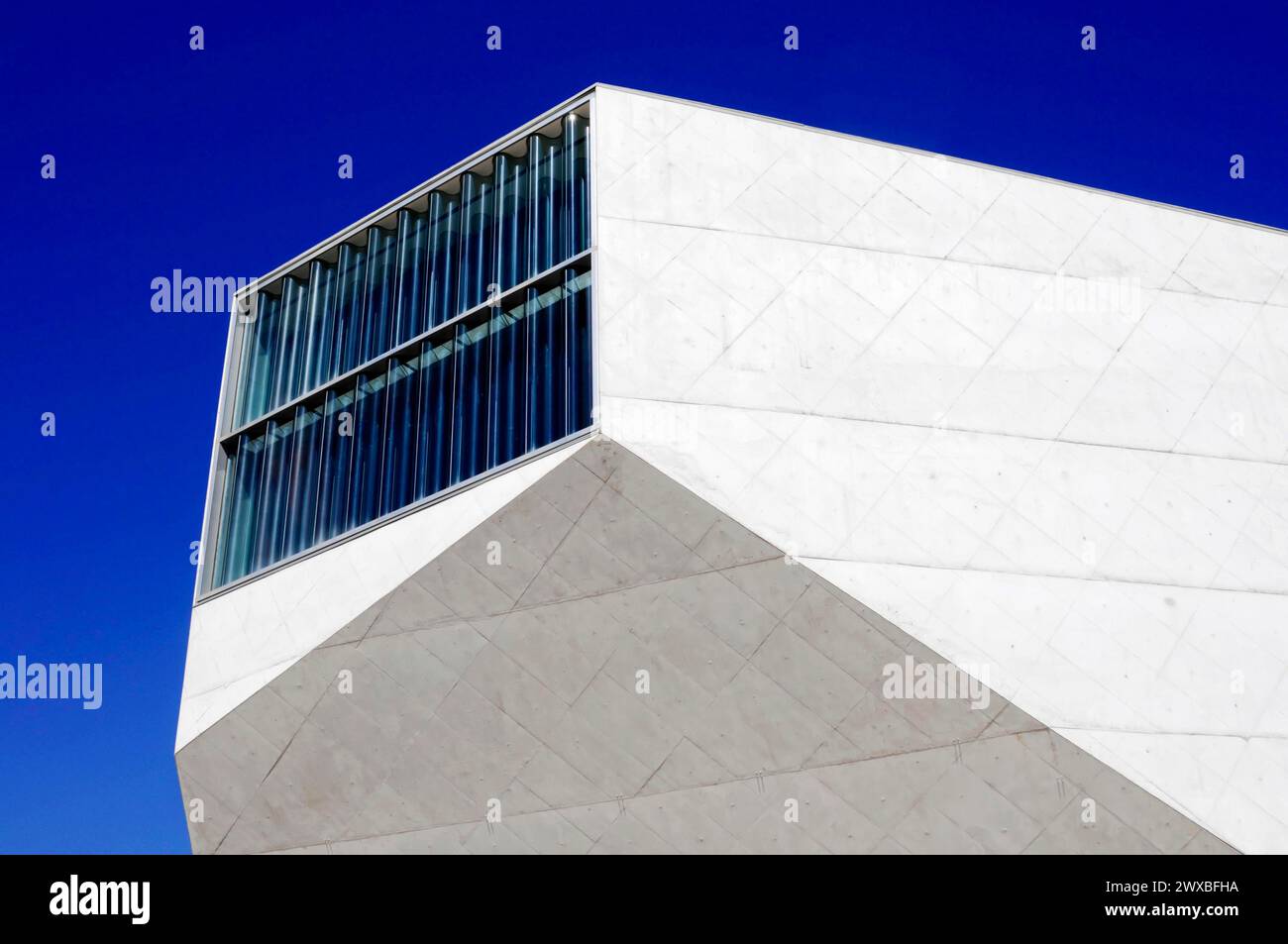 Casa da musica, vista parziale, apertura 2005, sala concerti municipale, Porto, dettagli astratti di un moderno edificio bianco con una grande finestra e un Foto Stock