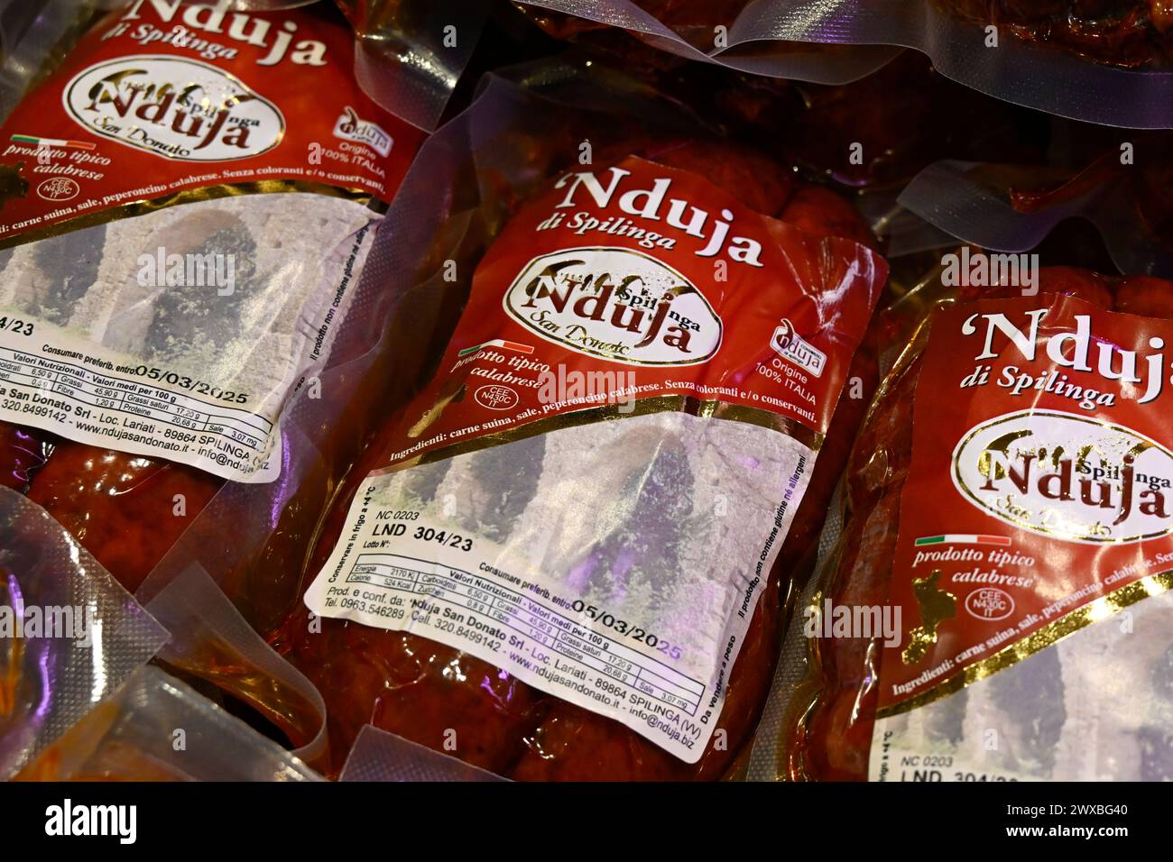 Nduja, prodotti contenenti peperoncino prodotto in Calabria, Italia meridionale Foto Stock