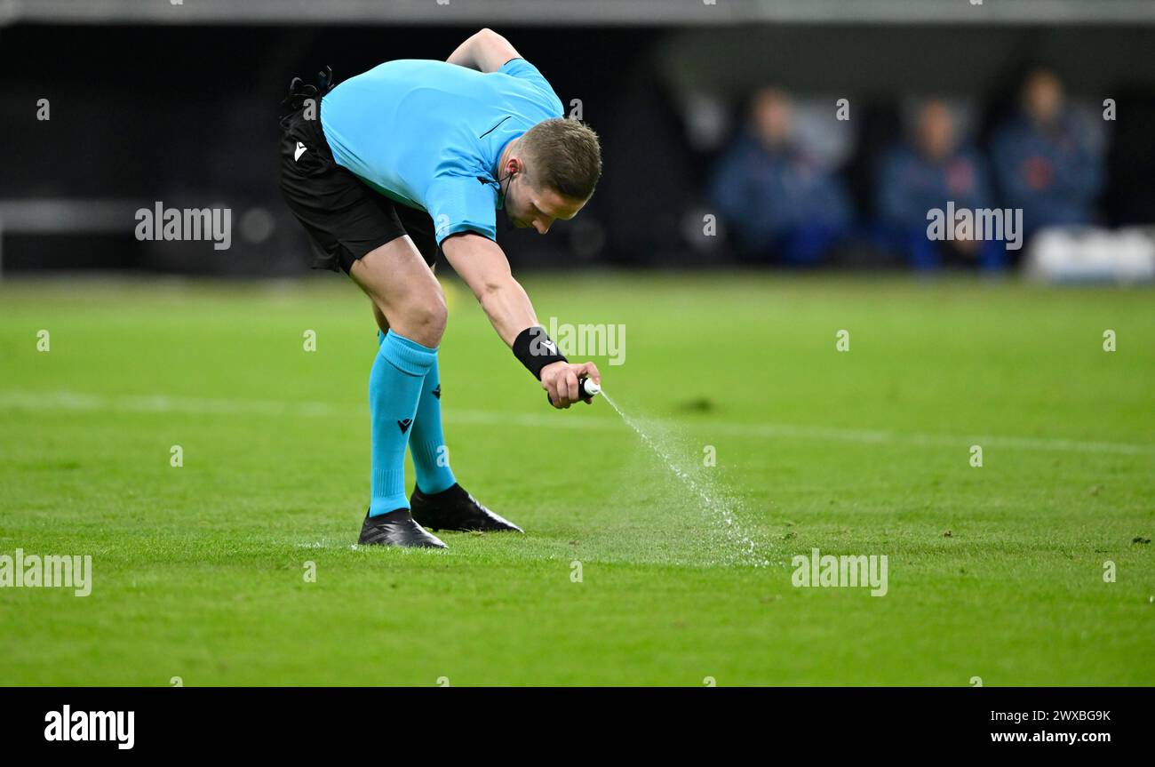 L'arbitro Espen Eskas NOR usa lo spray per calcio di punizione, lo spray per arbitro, lo spray davanti al calcio di punizione per segnare il muro, partita internazionale tra Germania GER e Foto Stock