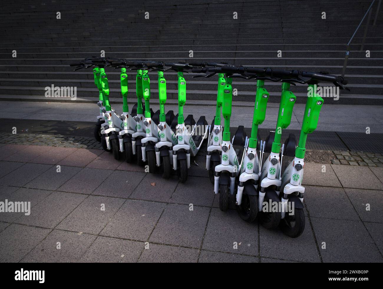 Diversi scooter elettrici parcheggiati a Lime, OnLime e Uber, Francoforte sul meno, Assia, Germania Foto Stock