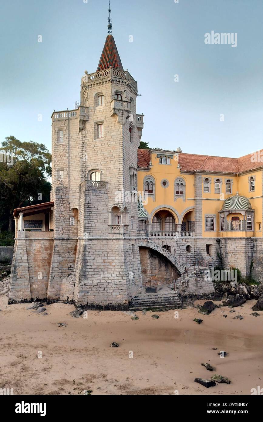 Palazzo dei conti di Castro Guimaraes, costruito nel 1900 in uno stile architettonico eclettico, vista all'ombra e alla luce del tramonto, Cascais, Portogallo Foto Stock