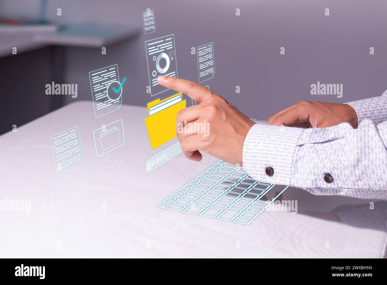 uomo con computer in realtà virtuale cerca e trova i suoi file e documenti importanti Foto Stock